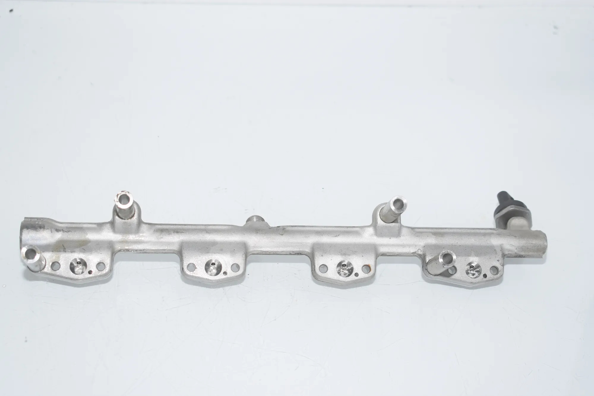 Fuel Rail – OEM 8694198 · BMW 5 (G30) BMW 5 (G30) 530 e iPerformance xDrive 2019 – 2
