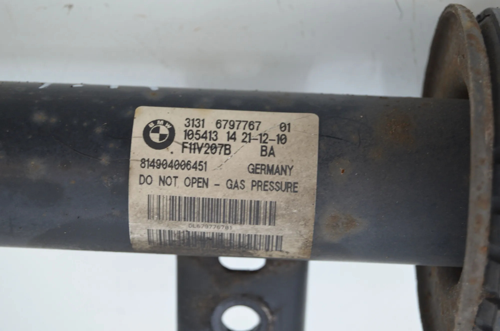 Front Left Shock Absorber – OEM 6797767 · BMW 5 Touring (F11) 530 d 2011 – 4