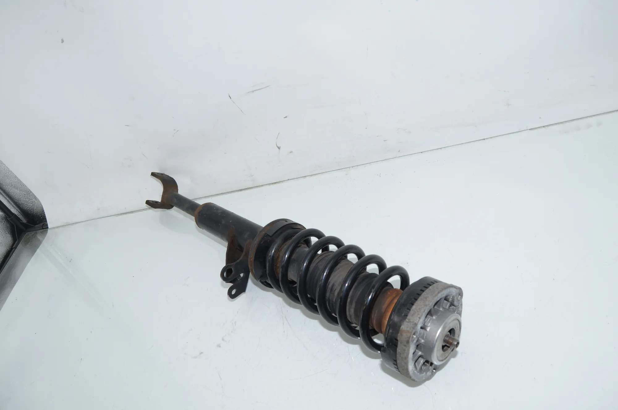 Front Right Shock Absorber – OEM 6797768 · BMW 5 Touring (F11) 530 d 2011 – 3
