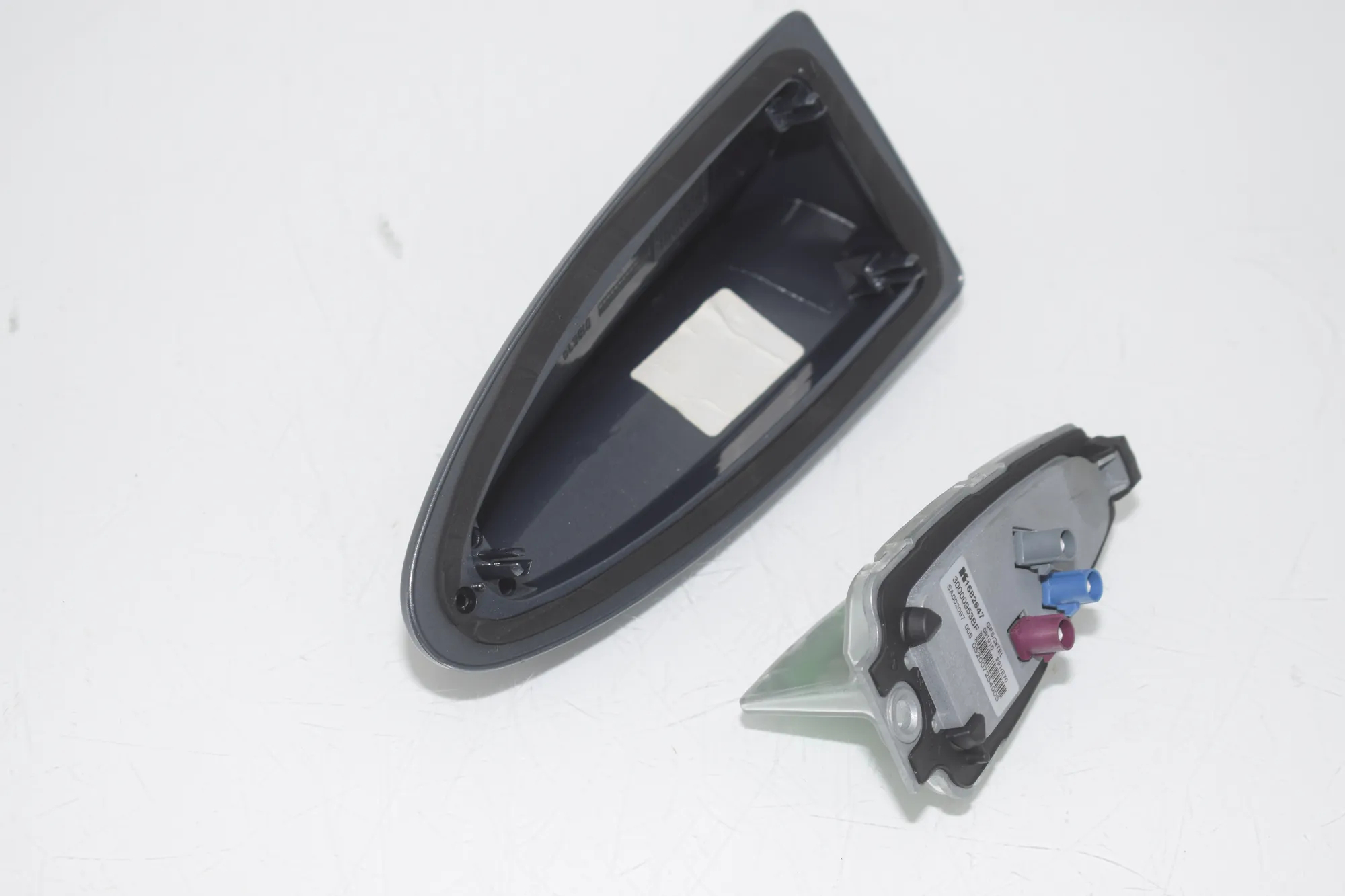Antenna Trim – OEM 6950704 · BMW 5 Gran Turismo (F07) 530 d xDrive 2010 – 5