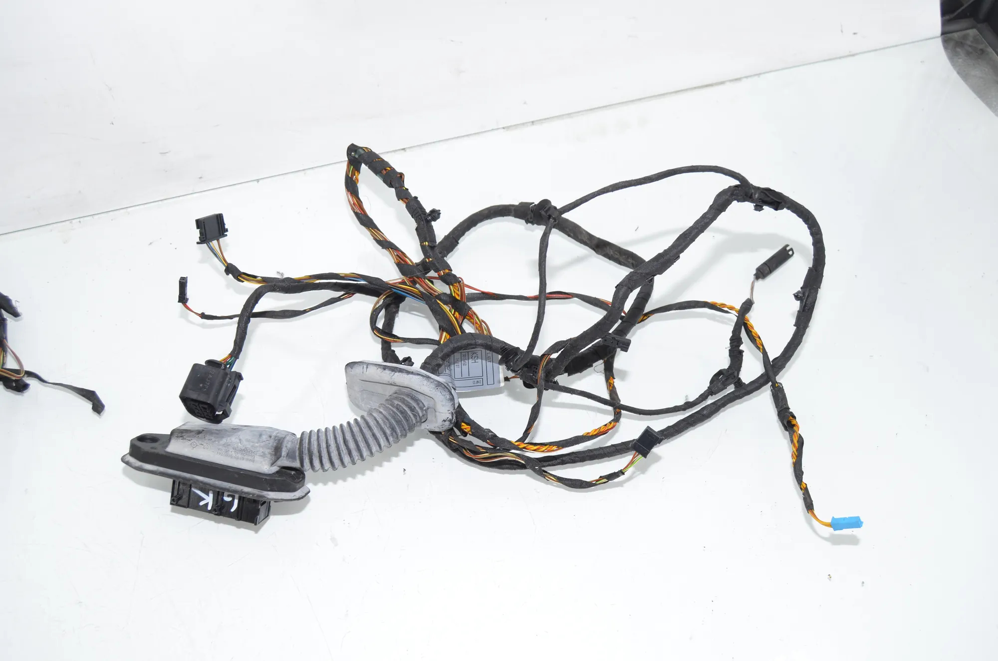 Rear Left Door Wiring – OEM 9235754 · BMW 5 Gran Turismo (F07) 530 d xDrive 2010 – 3
