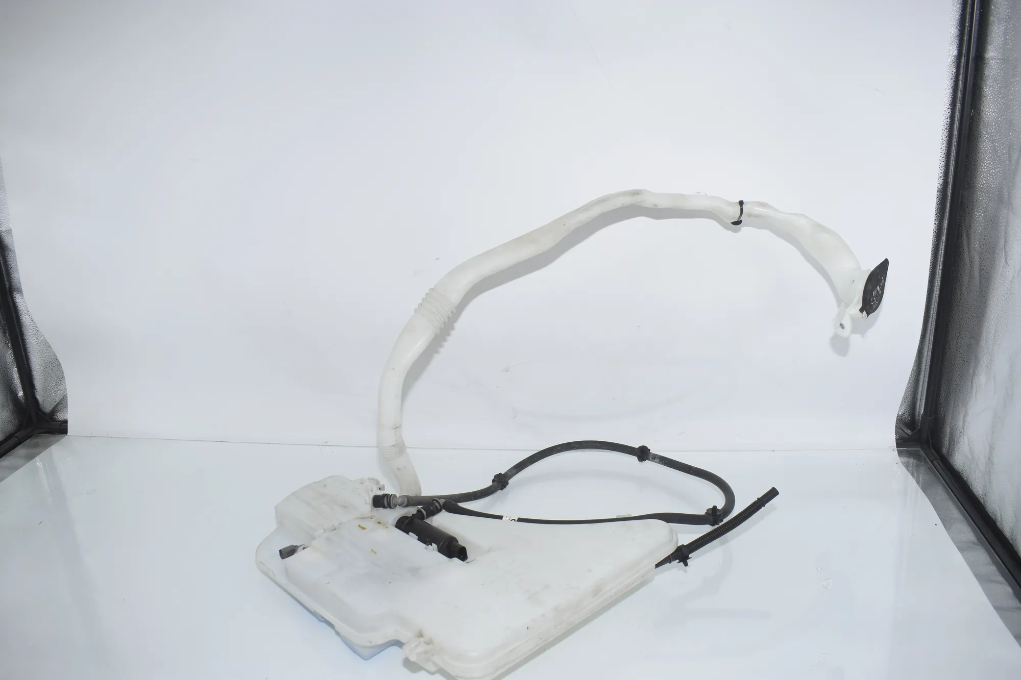Window Washer Tank – OEM 7178745 · BMW 5 Gran Turismo (F07) 530 d xDrive 2010 – 3