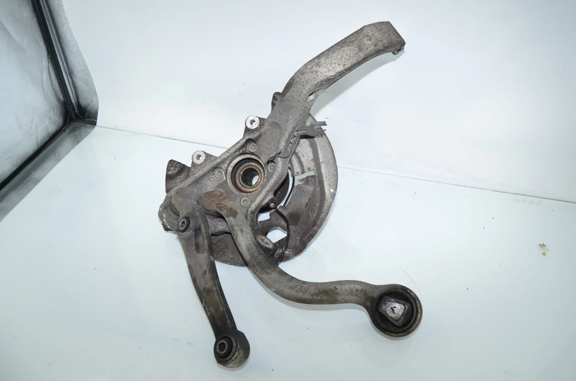 Front Left Wheel Hub – OEM 6869869 · BMW X5 (E70) xDrive 40 d 2011 – 3