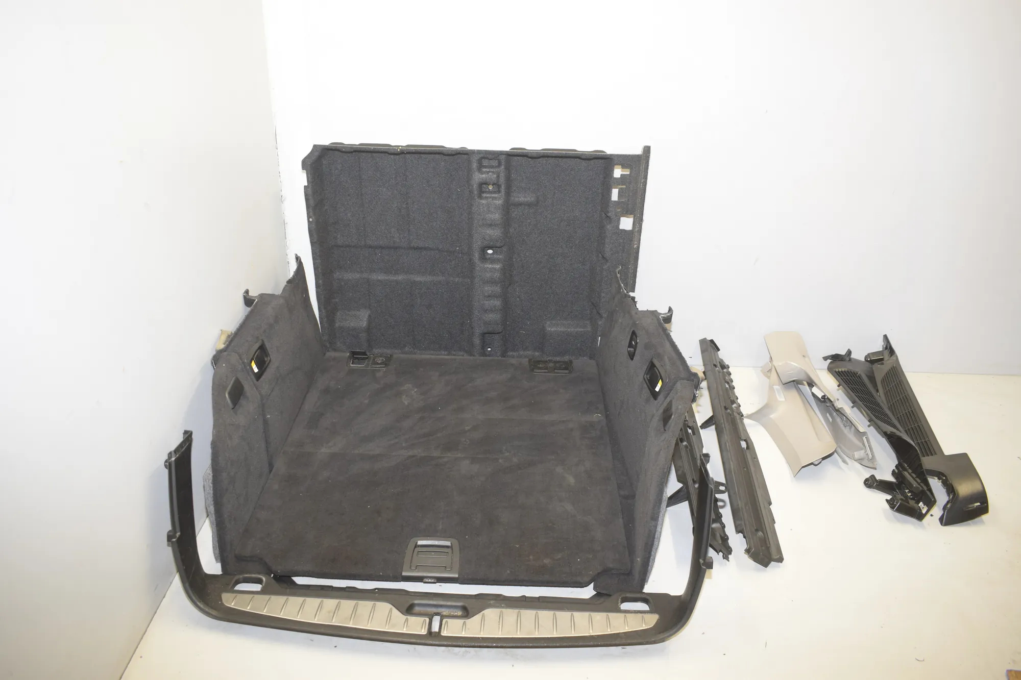 Trunk Trim Kit – OEM 9168506 · BMW 5 Touring (F11) 530 d 2011 – 3