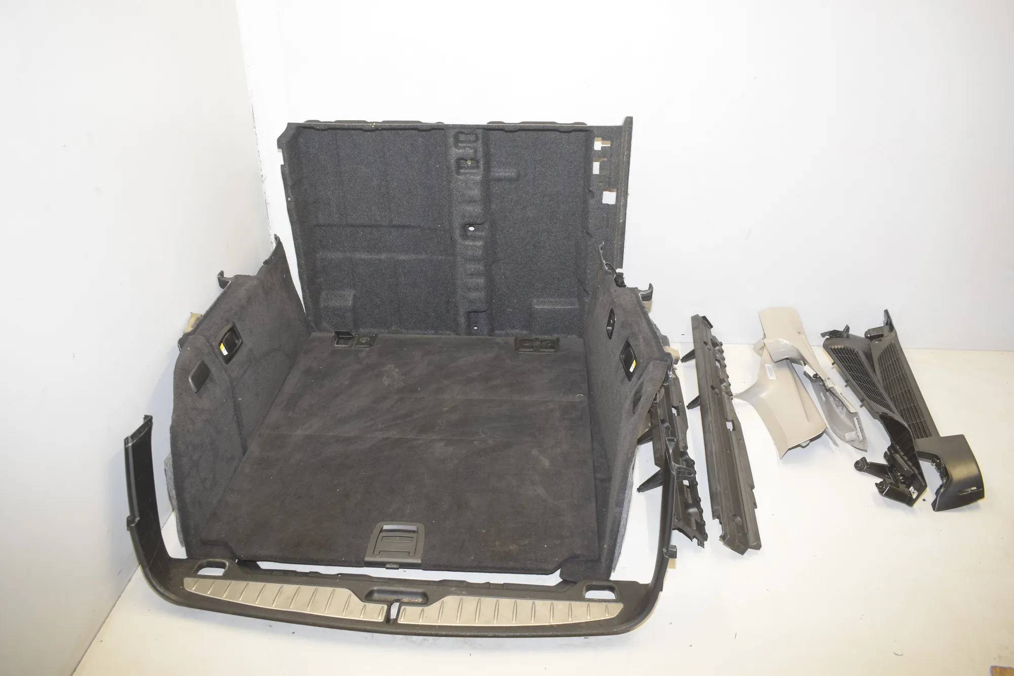 Trunk Trim Kit – OEM 9168506 · BMW 5 Touring (F11) 530 d 2011 – 2