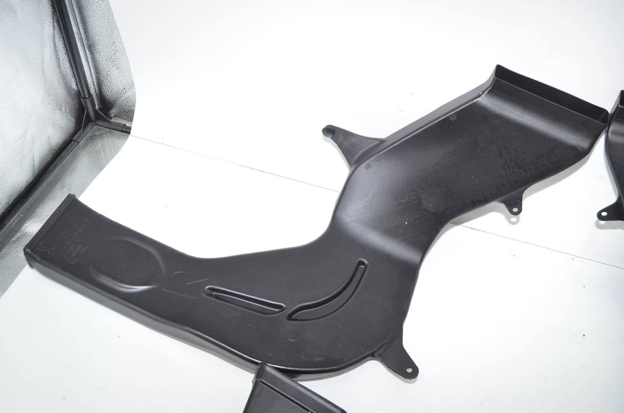Interior Air Duct Channel – OEM 9148093 · BMW 5 Touring (F11) 530 d 2011 – 5