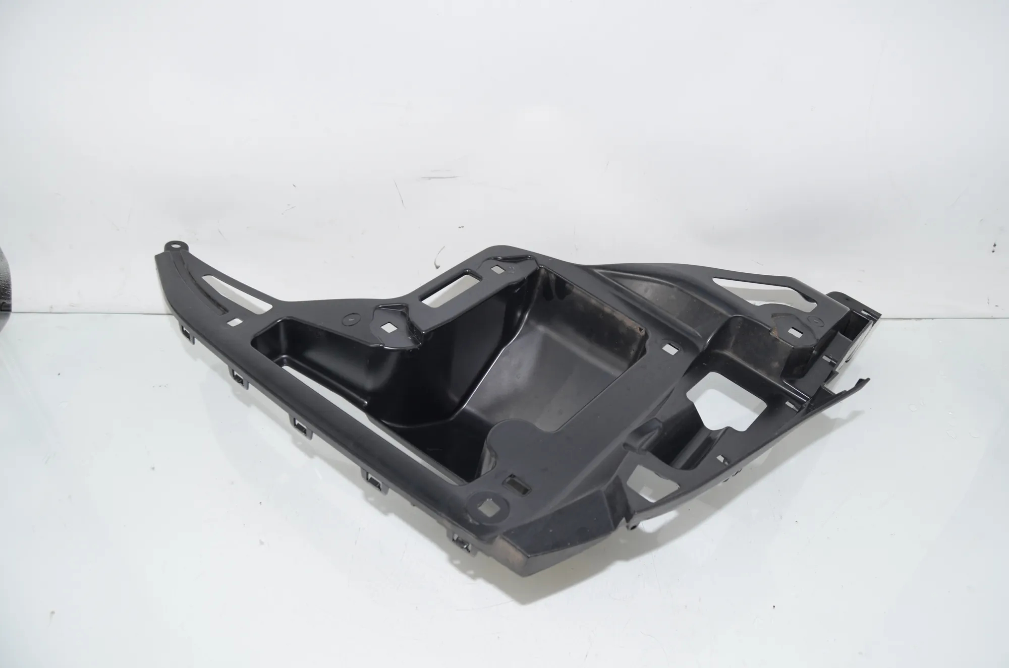 Rear Right Bumper Bracket – OEM 7296754 · BMW i3 (I01) s Electric 2022 – 9