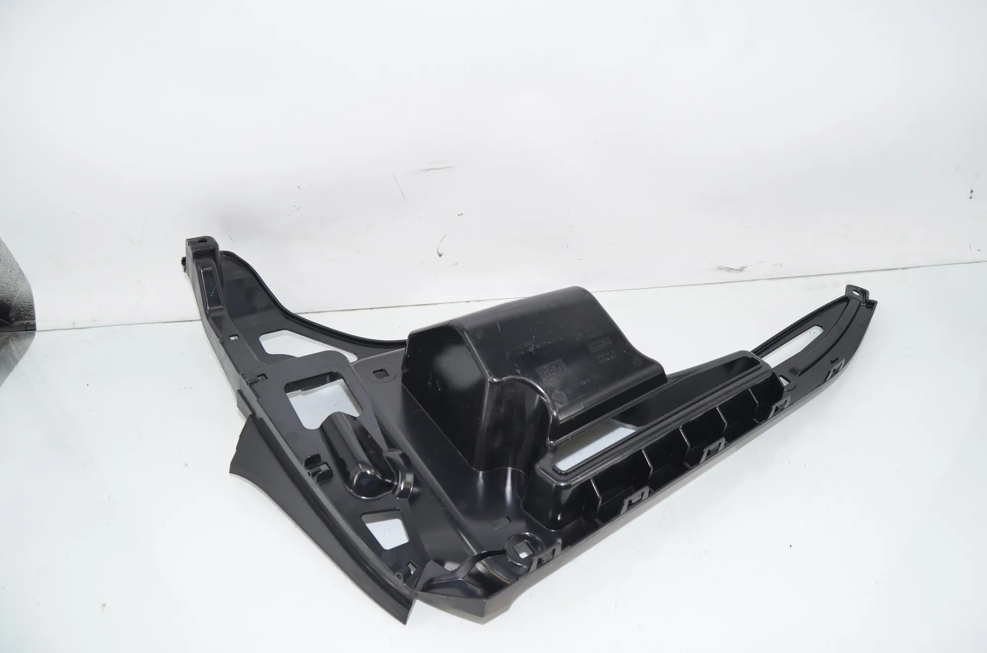 Rear Right Bumper Bracket – OEM 7296754 · BMW i3 (I01) s Electric 2022 – 11
