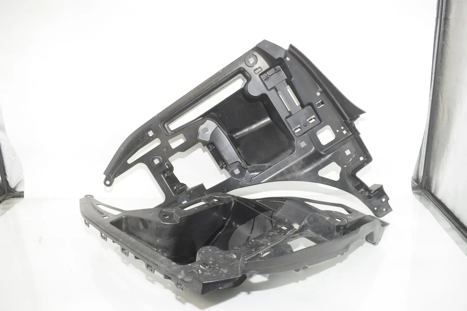 Rear Right Bumper Bracket – OEM 7296754 · BMW i3 (I01) s Electric 2022 – 2