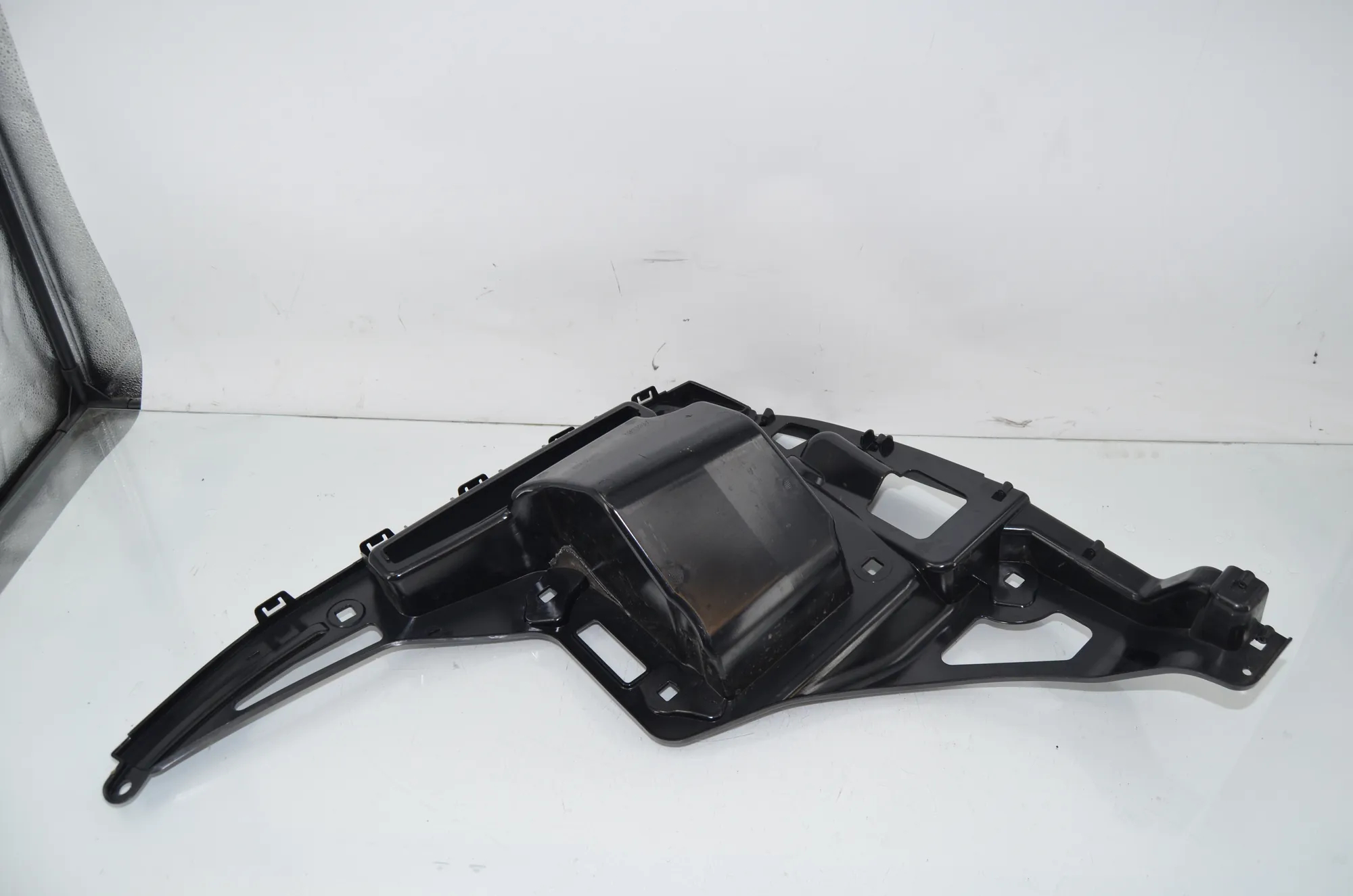 Rear Right Bumper Bracket – OEM 7296754 · BMW i3 (I01) s Electric 2022 – 10