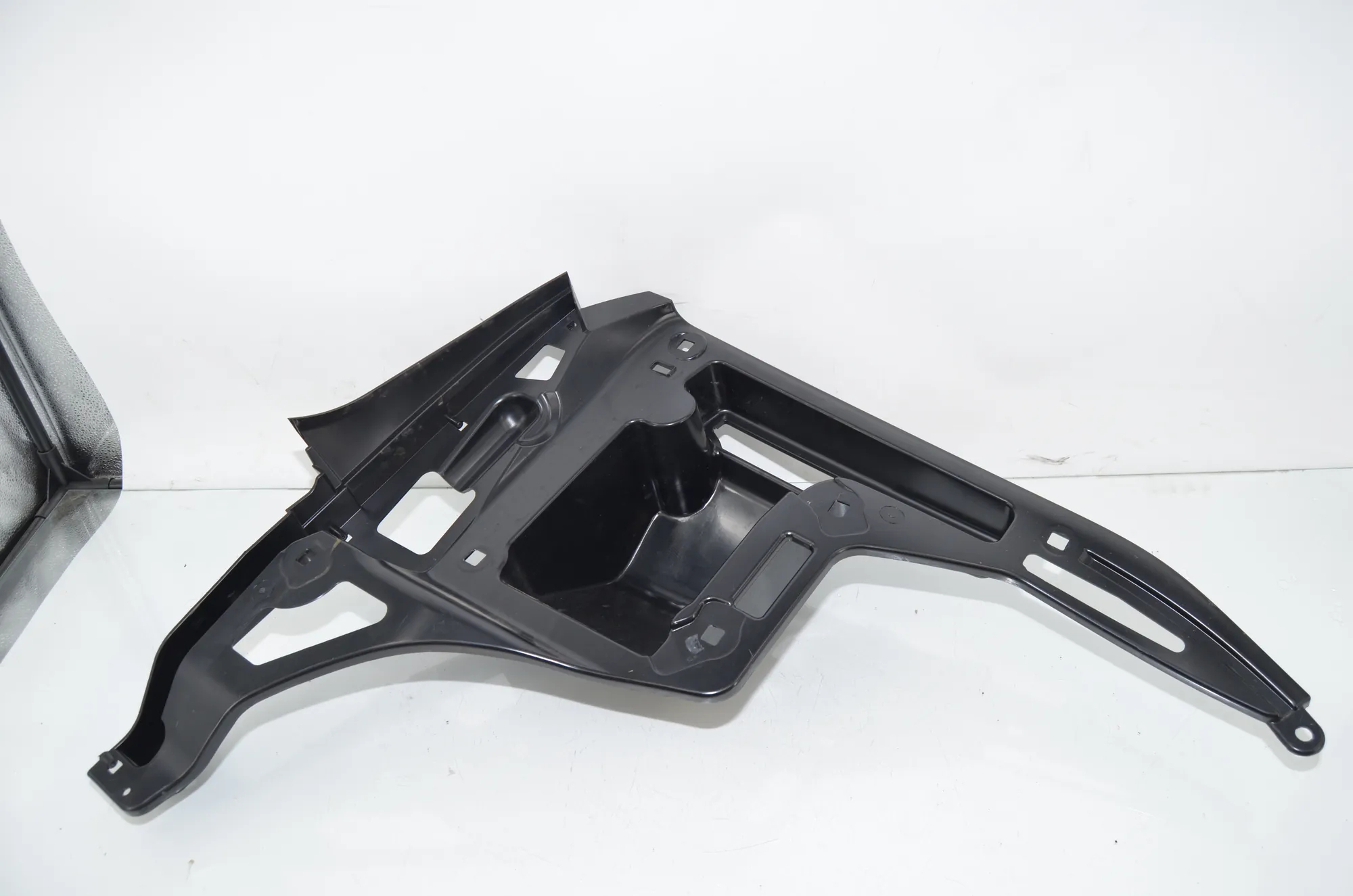 Rear Right Bumper Bracket – OEM 7296754 · BMW i3 (I01) s Electric 2022 – 8