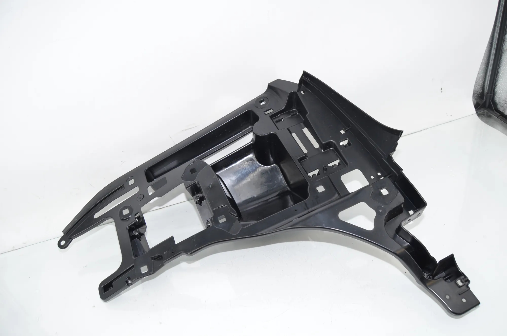 Rear Right Bumper Bracket – OEM 7296754 · BMW i3 (I01) s Electric 2022 – 3