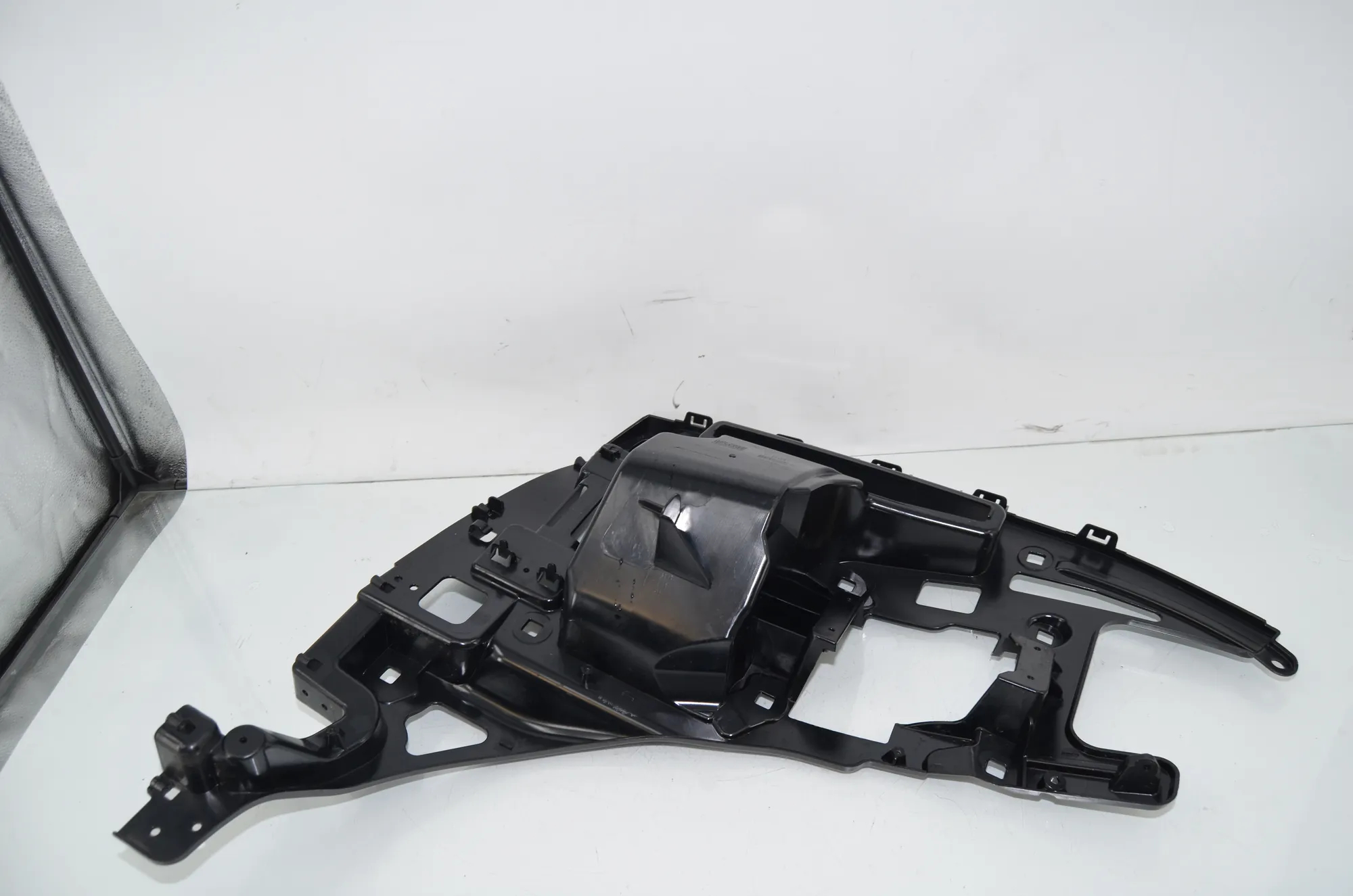 Rear Right Bumper Bracket – OEM 7296754 · BMW i3 (I01) s Electric 2022 – 5