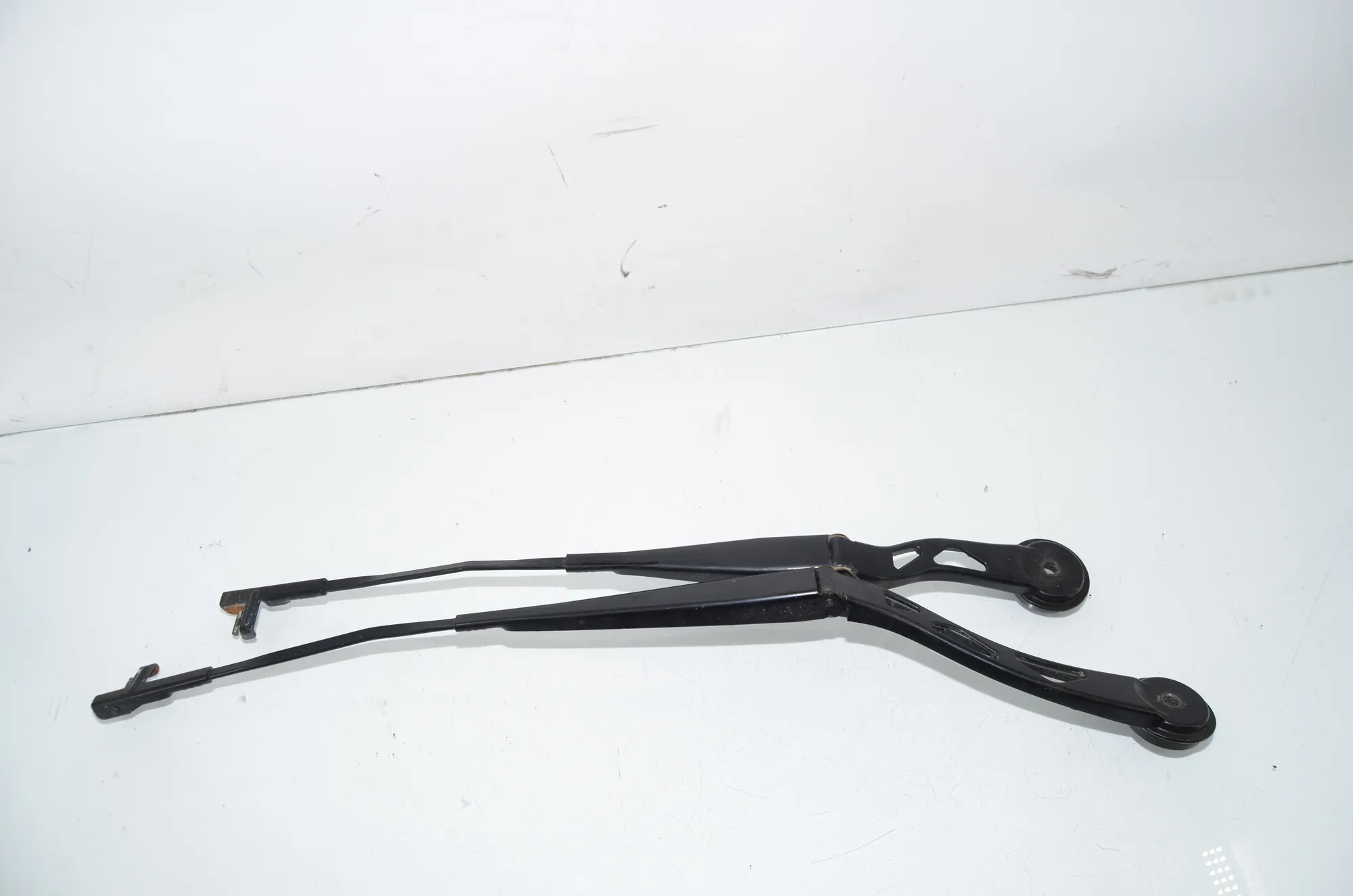 Front Wiper Arms – OEM 7322162 · BMW i3 (I01) Electric 2014 – 2