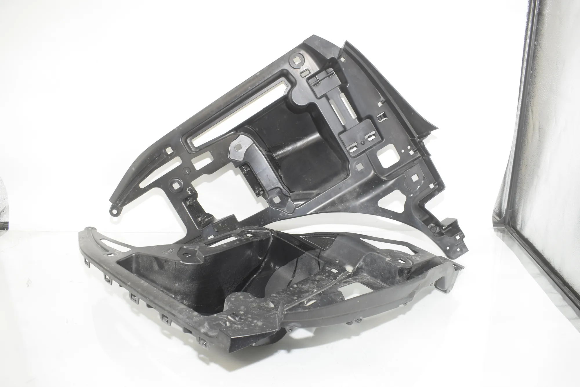 Rear Right Bumper Bracket – OEM 7296754 · BMW i3 (I01) Electric 2014