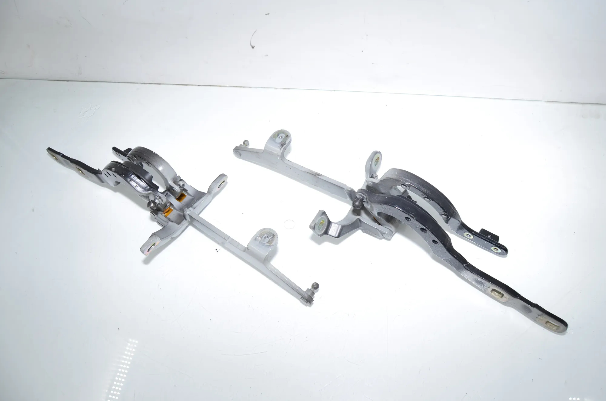 Left Side Bootlid Hinge – OEM 7206639 · BMW 5 Touring (F11) 530 d 2011
