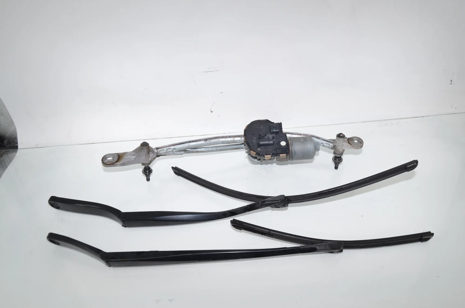 Front Windshield Wiper Mechanism – OEM 7306266 · BMW 5 Touring (F11) 530 d 2011
