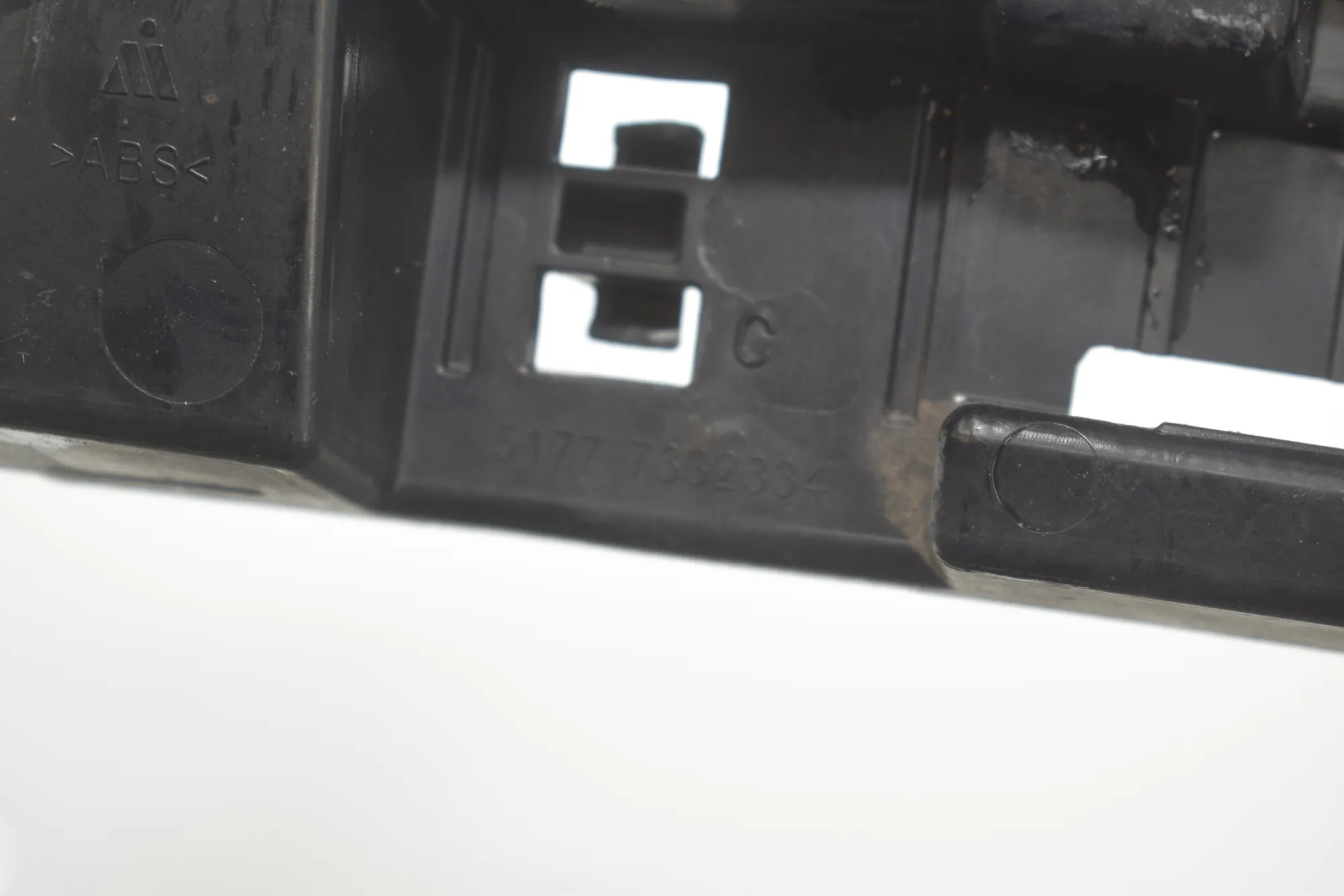 Sideskirt Bracket – OEM 7332330 · BMW X1 (F48) xDrive 18 d 2017 – 8