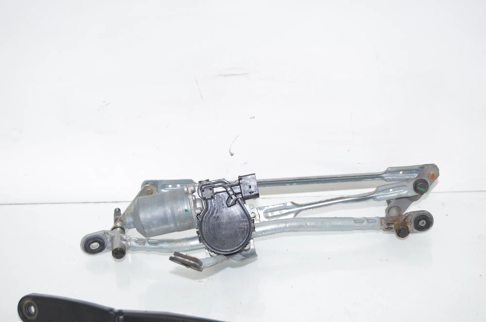 Front Windshield Wiper Mechanism – OEM 7350657 · BMW X1 (F48) xDrive 18 d 2017 – 2