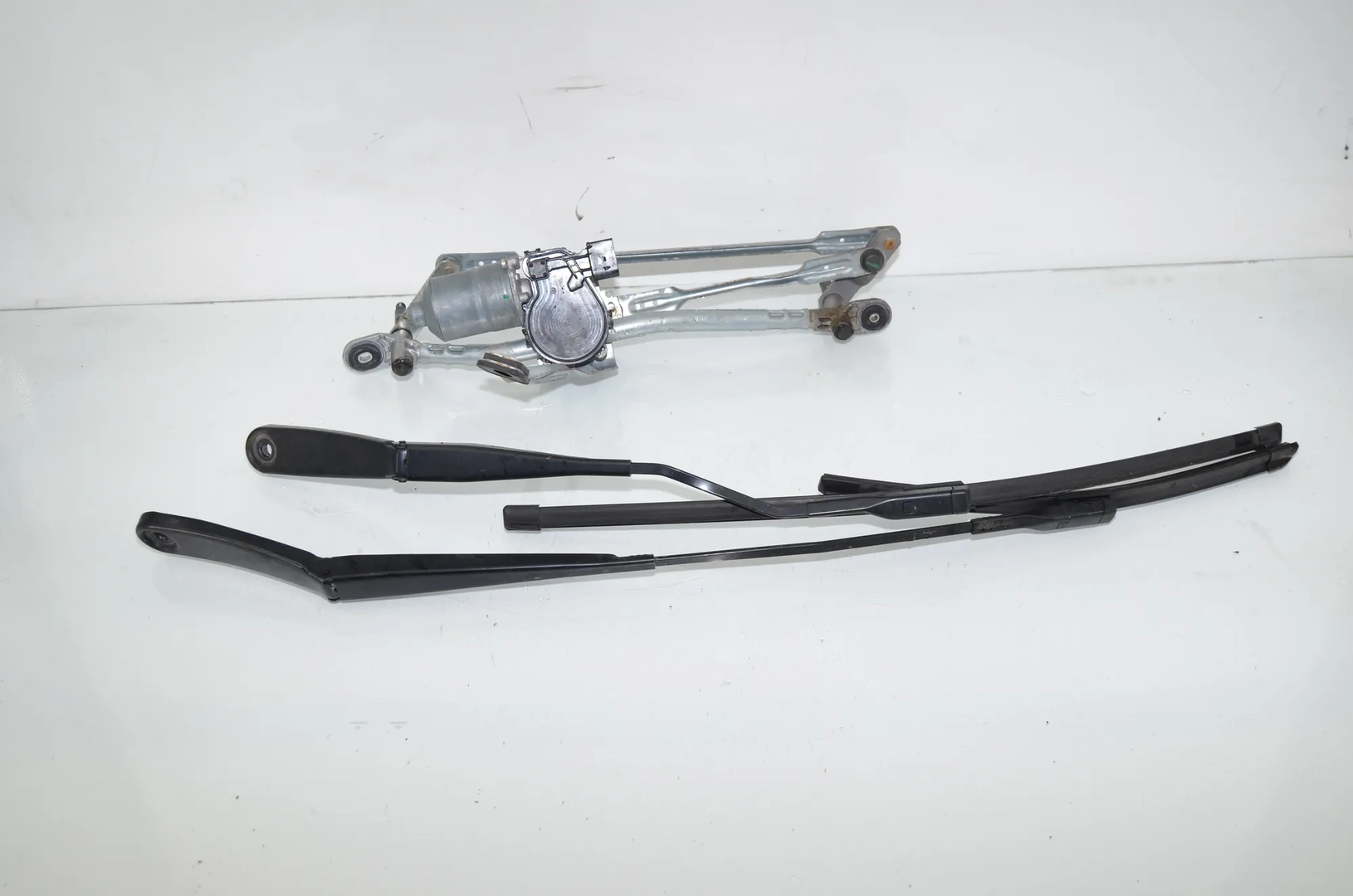 Front Windshield Wiper Mechanism – OEM 7350657 · BMW X1 (F48) xDrive 18 d 2017 – 3
