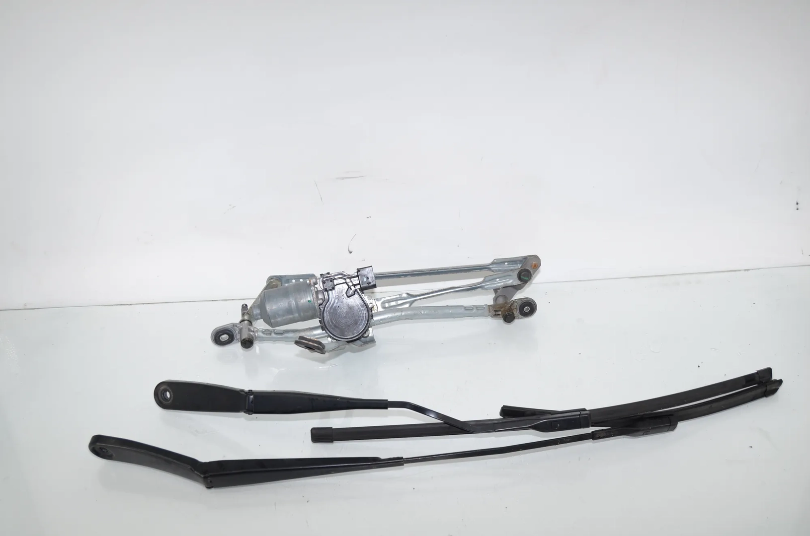 Front Windshield Wiper Mechanism – OEM 7350657 · BMW X1 (F48) xDrive 18 d 2017