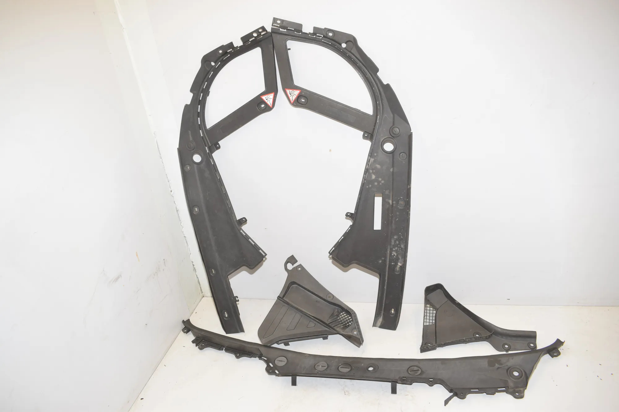 Front Wiper Cowl Trim – OEM 7220181 · BMW 5 Gran Turismo (F07) 535 d xDrive 2014 – 3