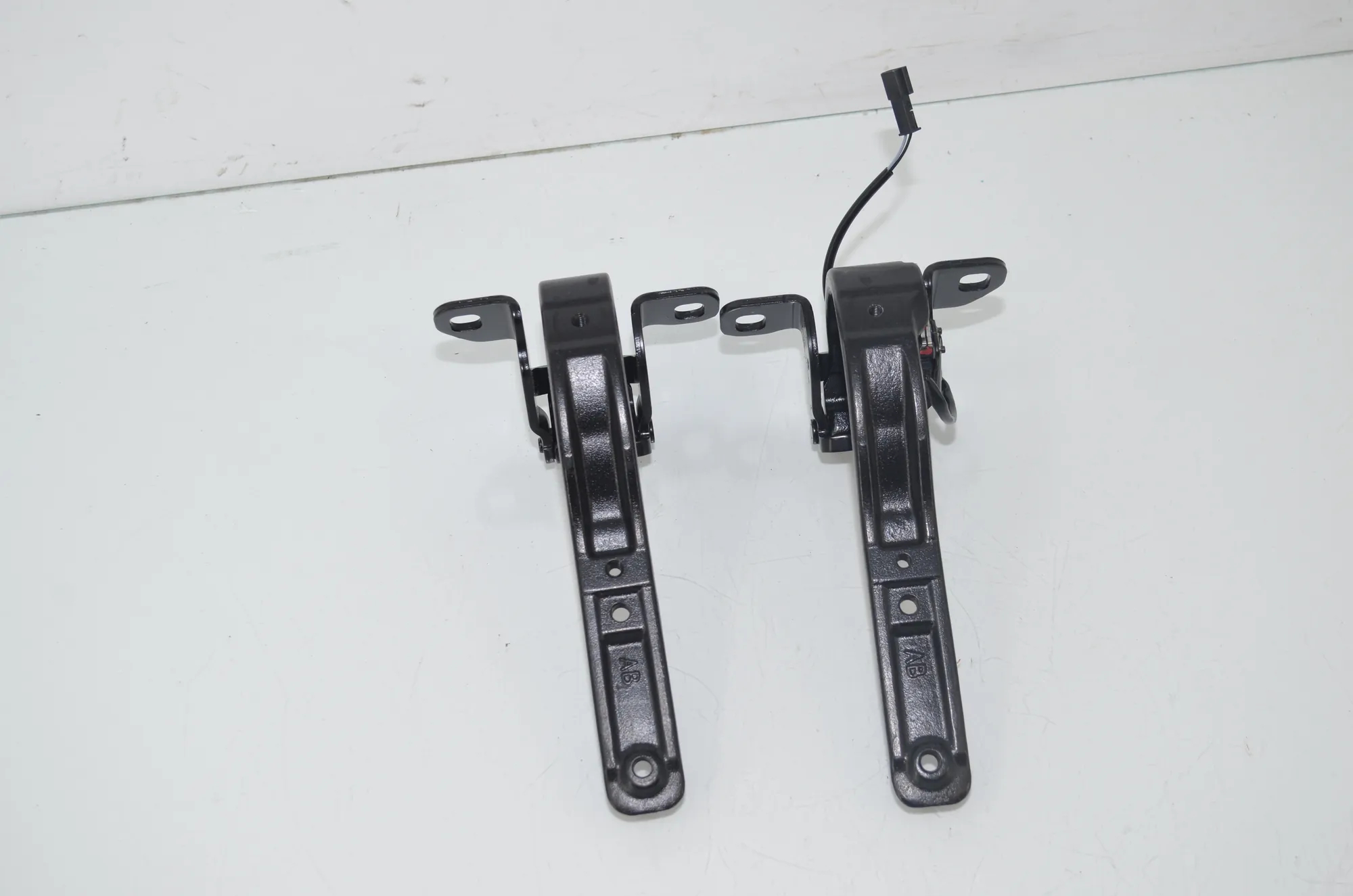 Left Side Bootlid Hinge – OEM 7296773 · BMW i3 (I01) Electric 2014