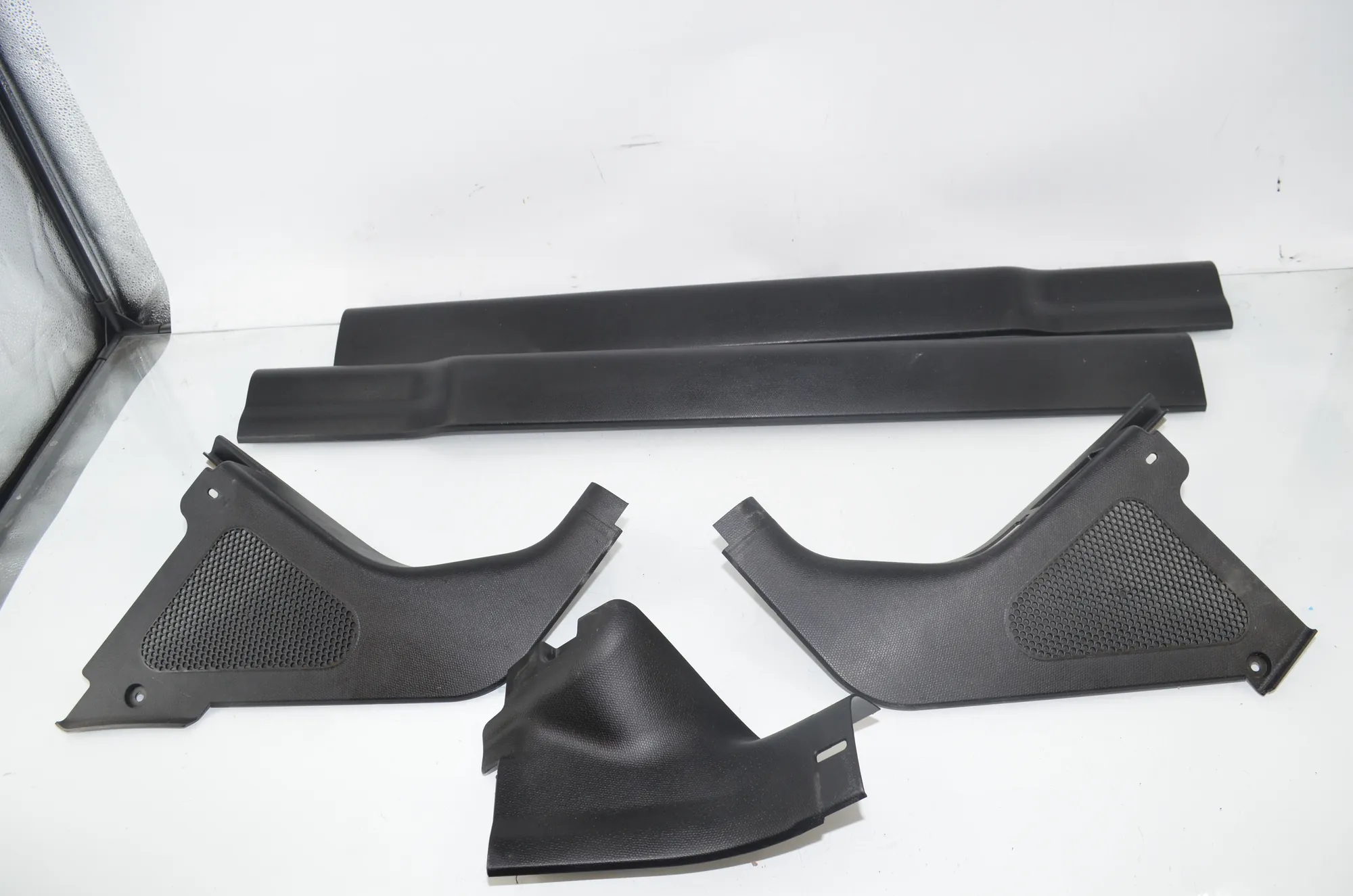Front Right Interior Step Trim – OEM 7272418 · BMW i3 (I01) Electric 2014