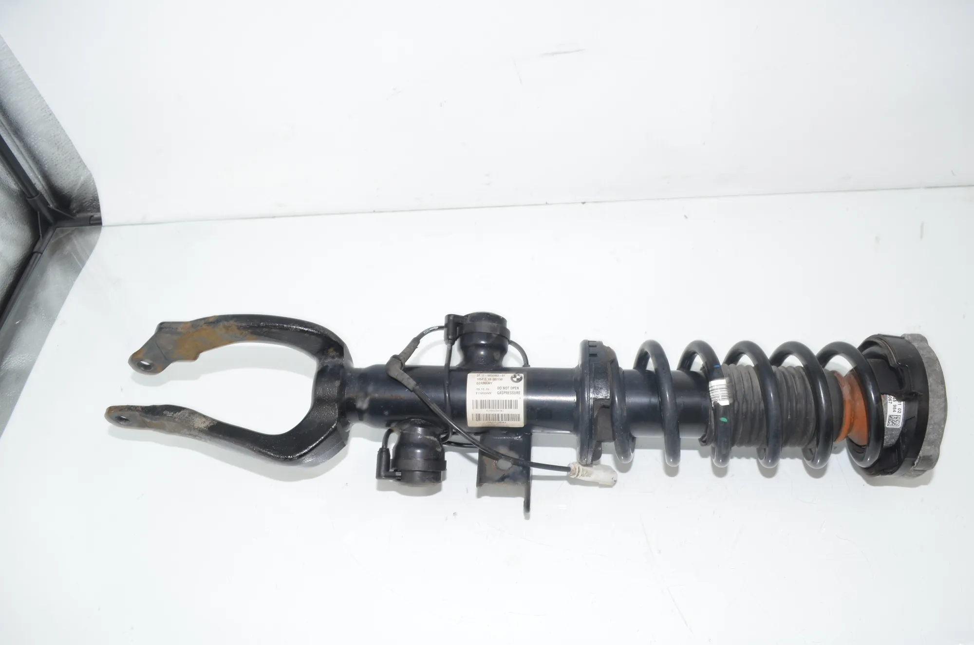 Front Left Shock Absorber – OEM 6856983 · BMW 5 Touring (F11) M 550 d xDrive 2016 – 4