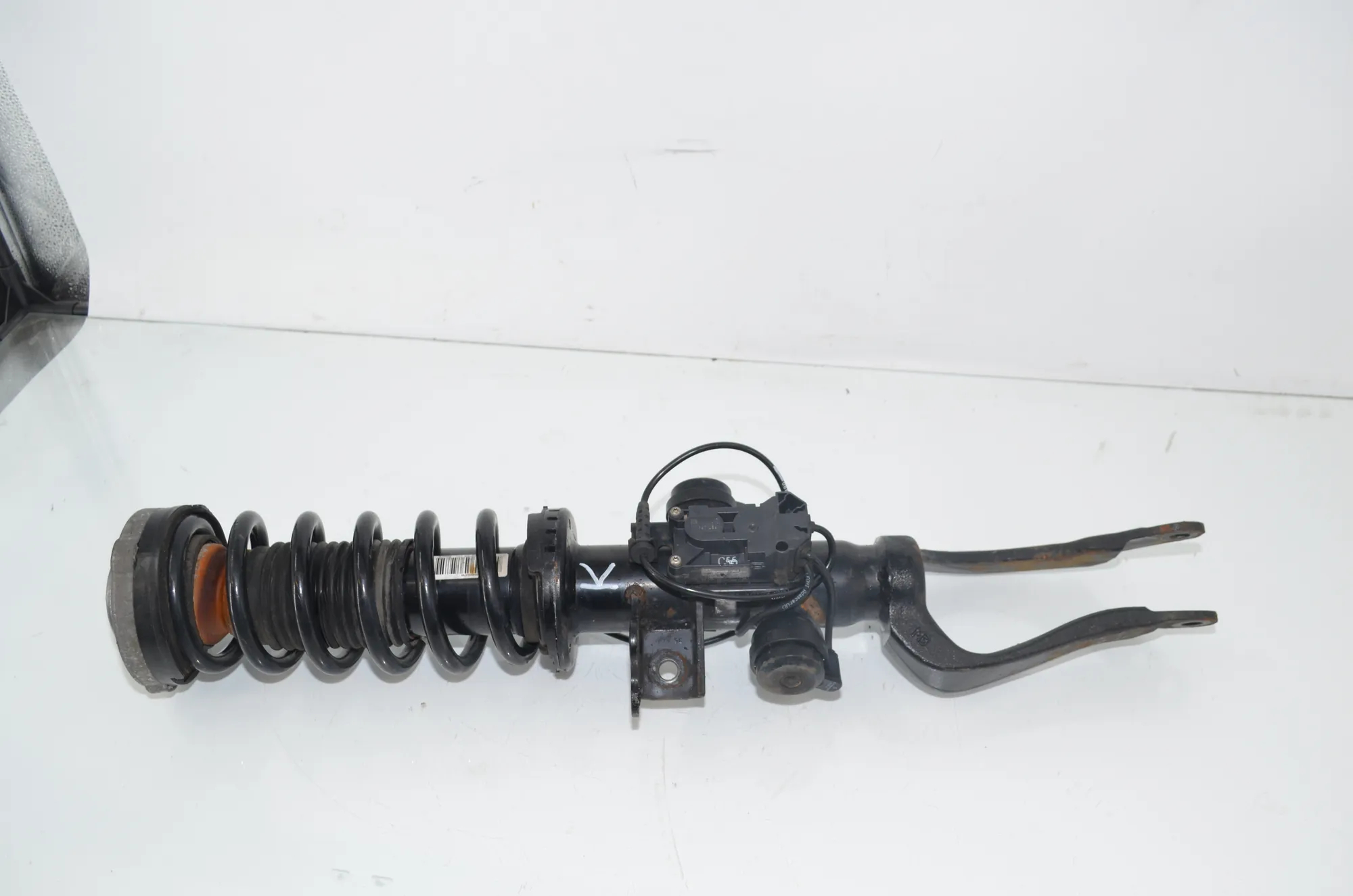 Front Left Shock Absorber – OEM 6856983 · BMW 5 Touring (F11) M 550 d xDrive 2016 – 3