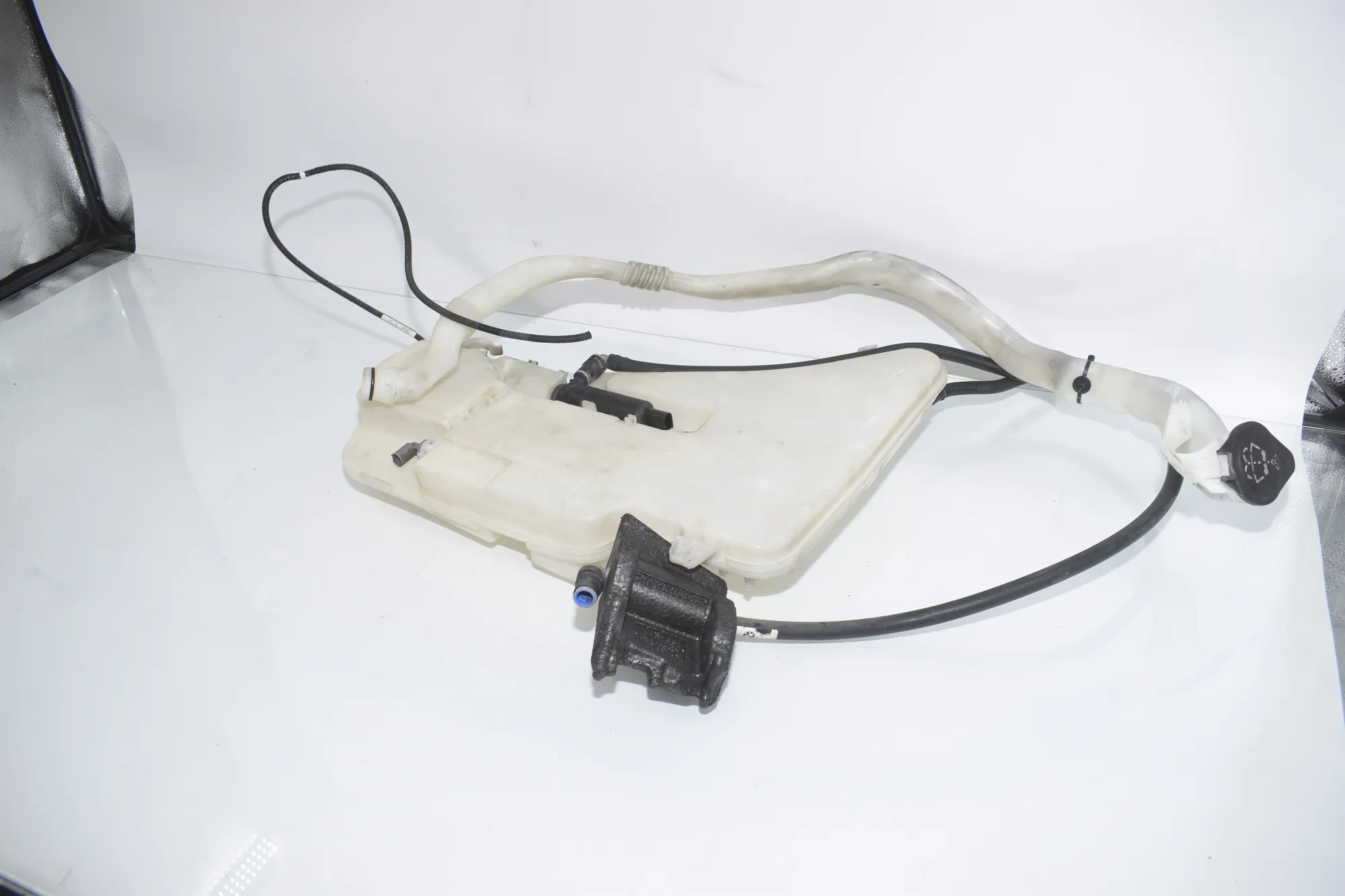 Window Washer Tank – OEM 7178747 · BMW 5 (F10) 530 d xDrive 2011 – 4