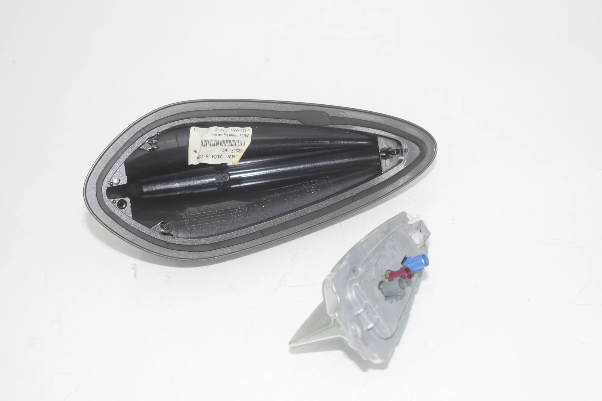 Antenna Trim – OEM 9252257 · BMW 2 Gran Tourer (F46) 216 d 2015 – 3