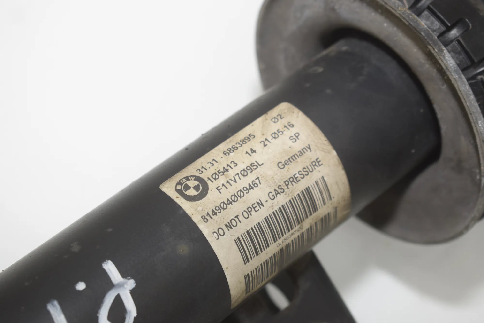 Front Left Shock Absorber – OEM 6863895 · BMW 5 Touring (F11) 530 d 2016 – 3