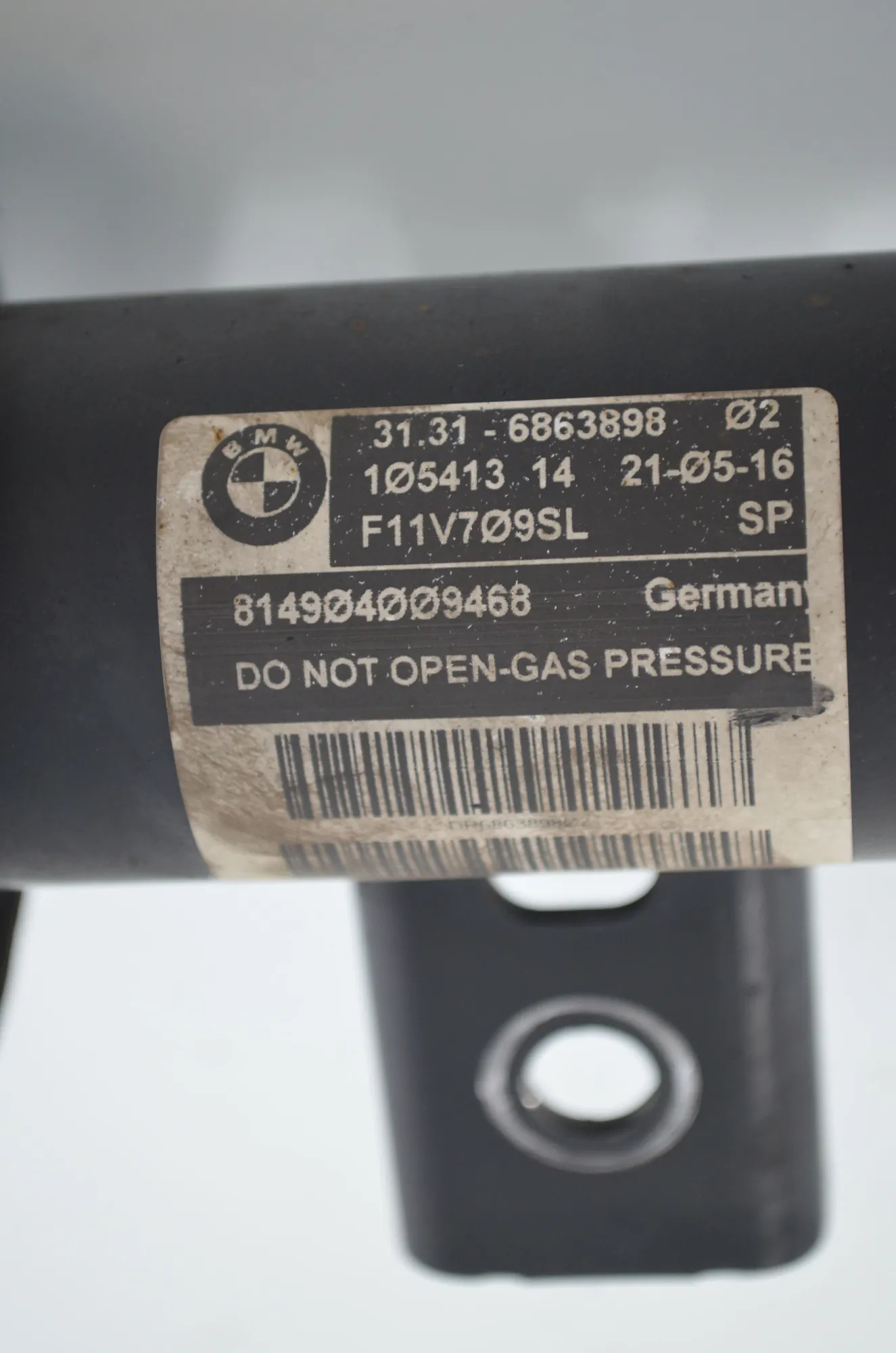 Front Right Shock Absorber – OEM 6863898 · BMW 5 Touring (F11) 530 d 2016 – 4