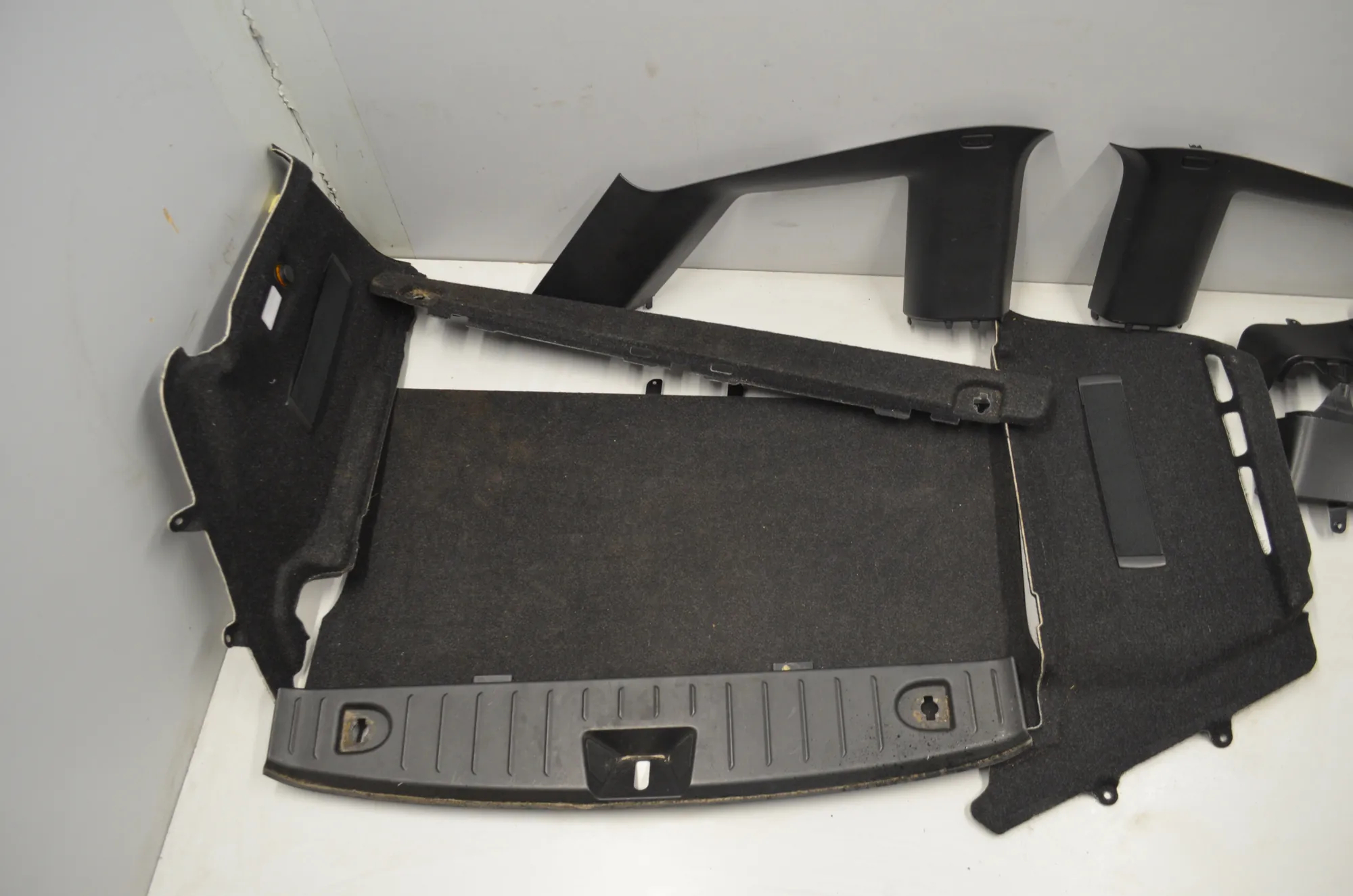 Trunk Trim Kit – OEM 7272383 · BMW i3 (I01) s Electric 2020 – 2