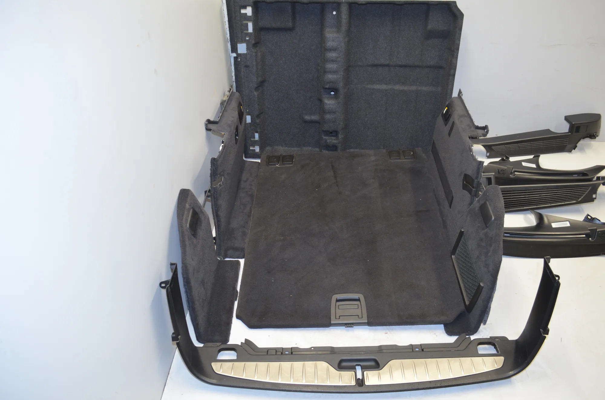 Trunk Trim Kit – OEM 9169785 · BMW 5 Touring (F11) M 550 d xDrive 2012 – 2