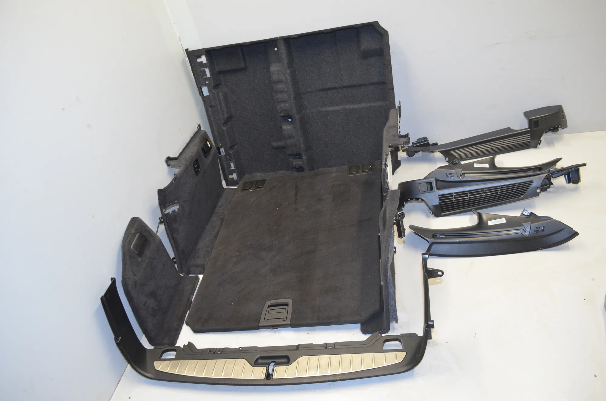 Trunk Trim Kit – OEM 9169785 · BMW 5 Touring (F11) M 550 d xDrive 2012