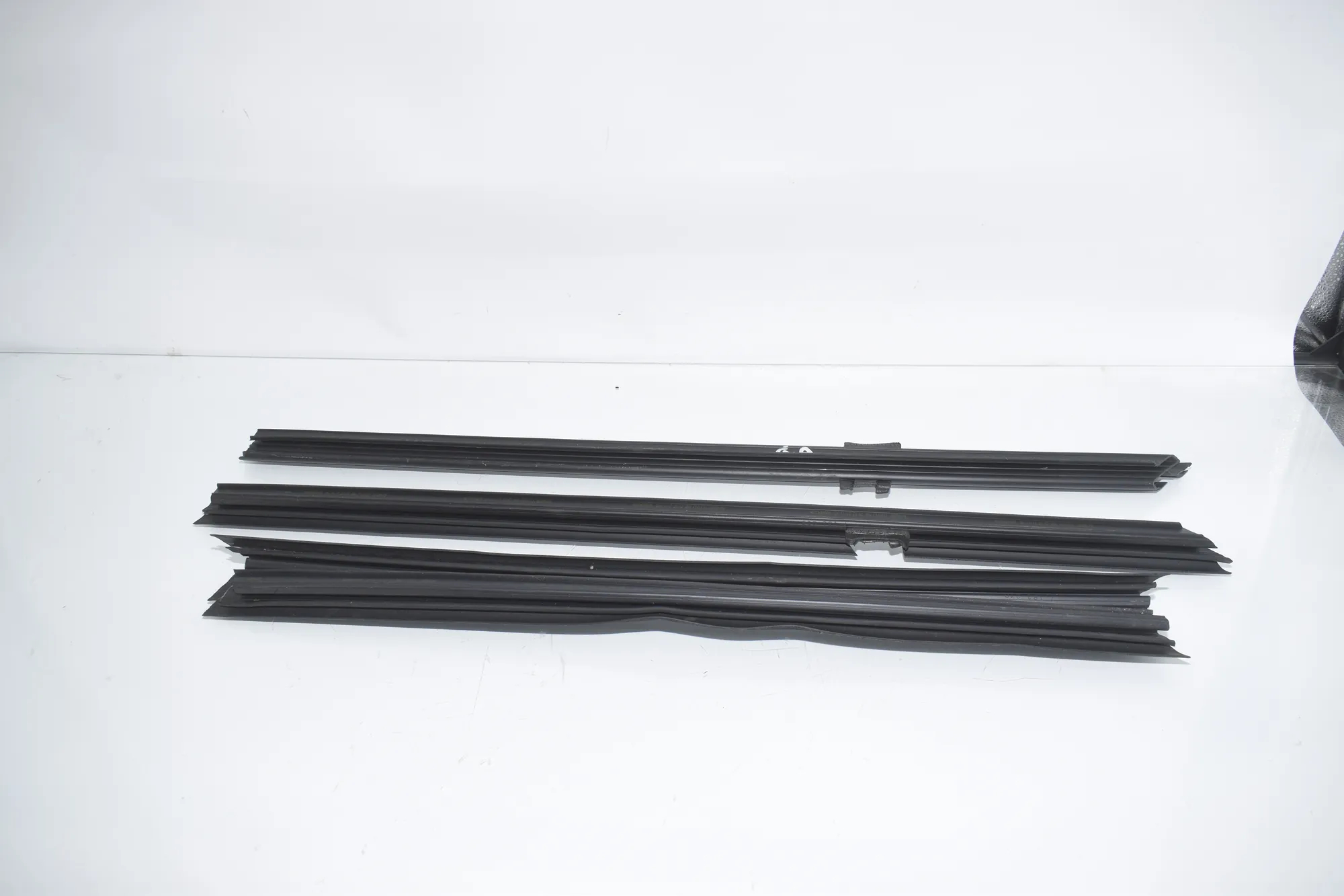 Front Left Door Window Strip – OEM 7182277 · BMW 5 Touring (F11) M 550 d xDrive 2012 – 3