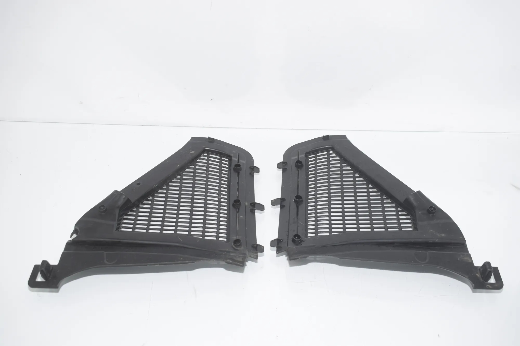 Front Wiper Cowl Trim – OEM 9184005 · BMW X3 (F25) xDrive 20 d 2016