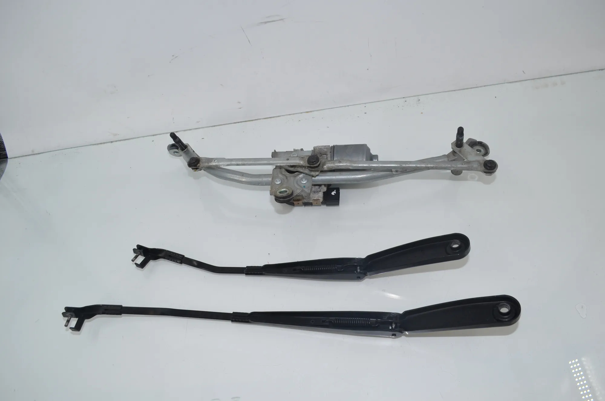 Front Windshield Wiper Mechanism – OEM 7213275 · BMW X3 (F25) xDrive 20 d 2016 – 2