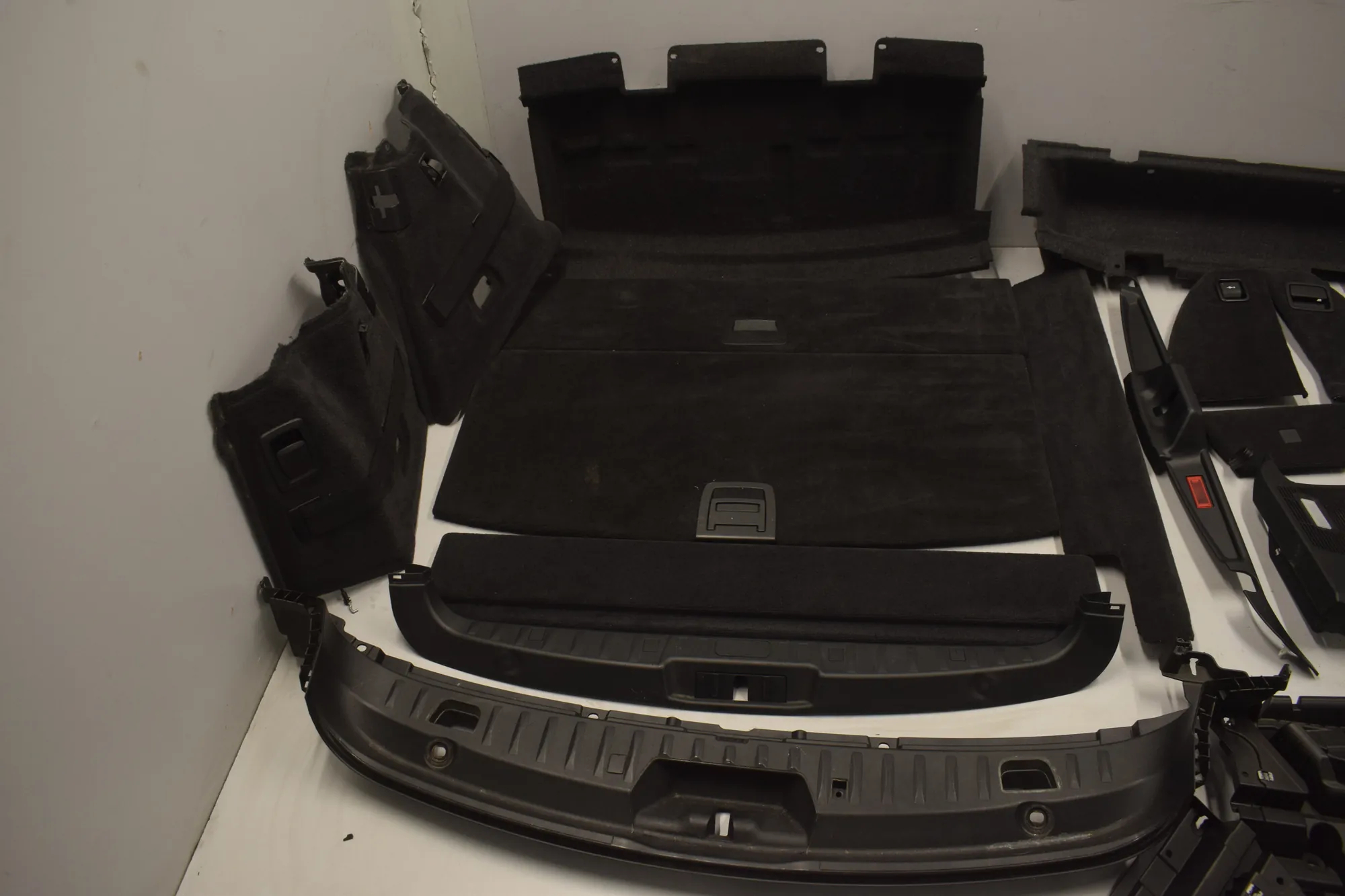 Trunk Trim Kit – OEM 9167395 · BMW 5 Gran Turismo (F07) 530 d 2009 – 8
