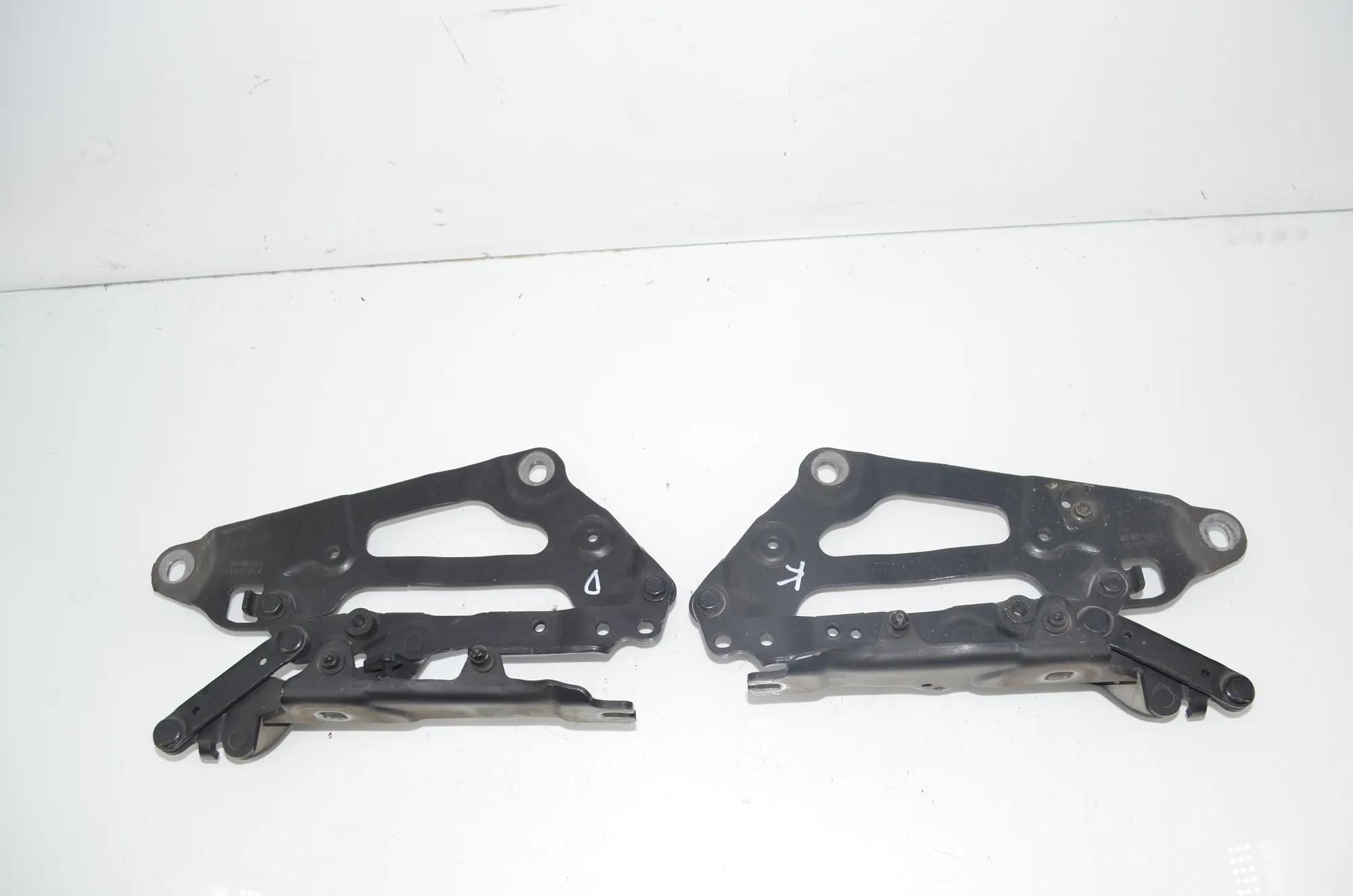 Bonnet Hood Hinge Set – OEM 7046324 · BMW 5 Gran Turismo (F07) 530 d 2009
