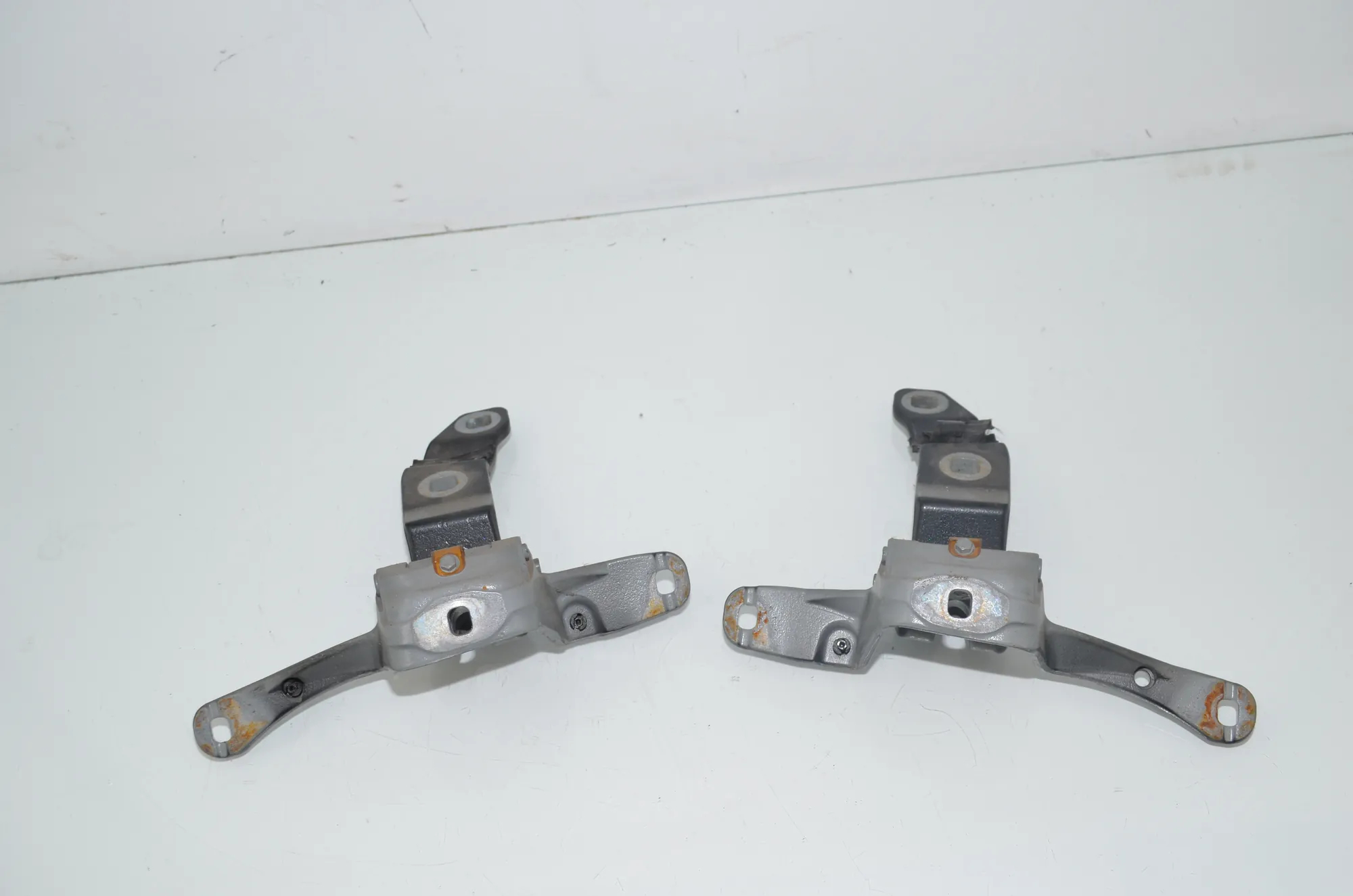 Left Side Bootlid Hinge – OEM 7200533 · BMW 5 Gran Turismo (F07) 530 d 2009 – 4