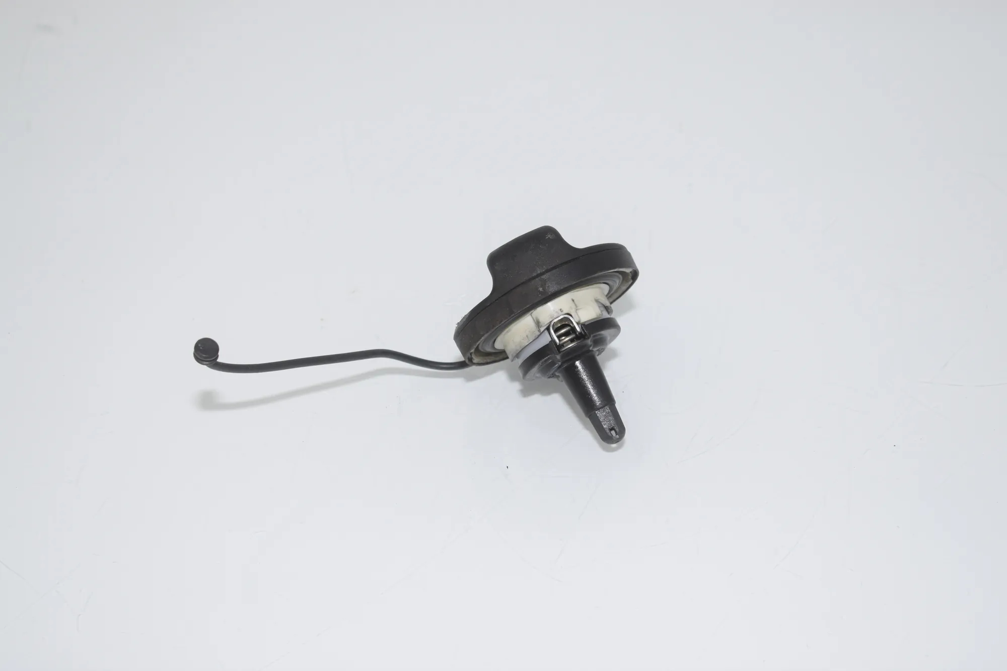 Fuel Tank Flap Cap – OEM 7482902 · BMW 2 Active Tourer (F45) 218 i 2016 – 2