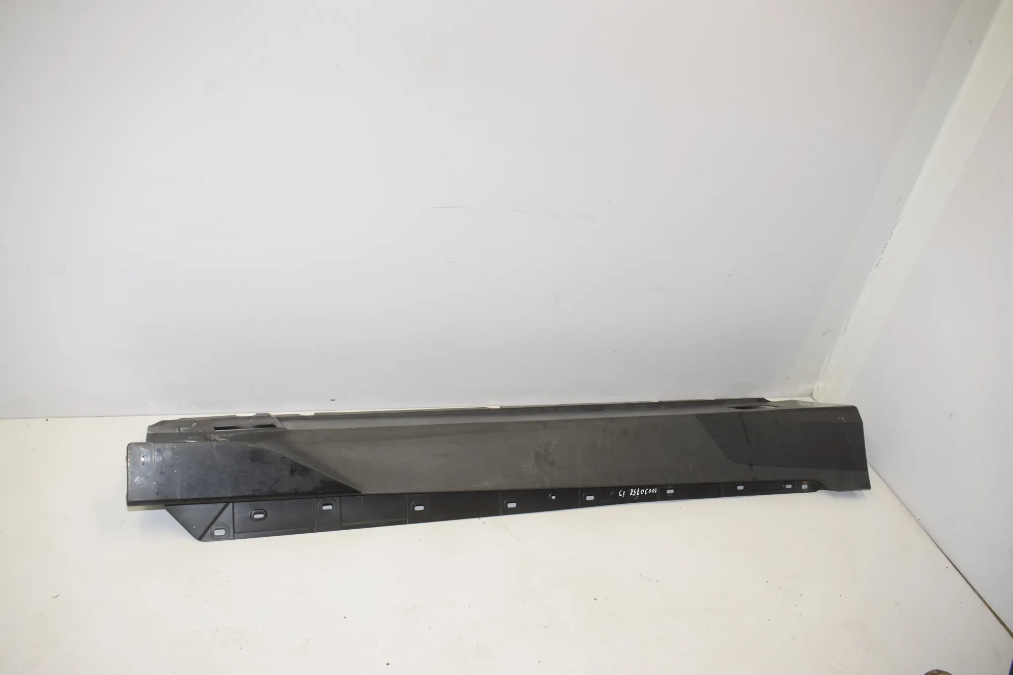 Right Side Plastic Sideskirt Cover – OEM 7368598 · BMW i3 (I01) s Electric 2020