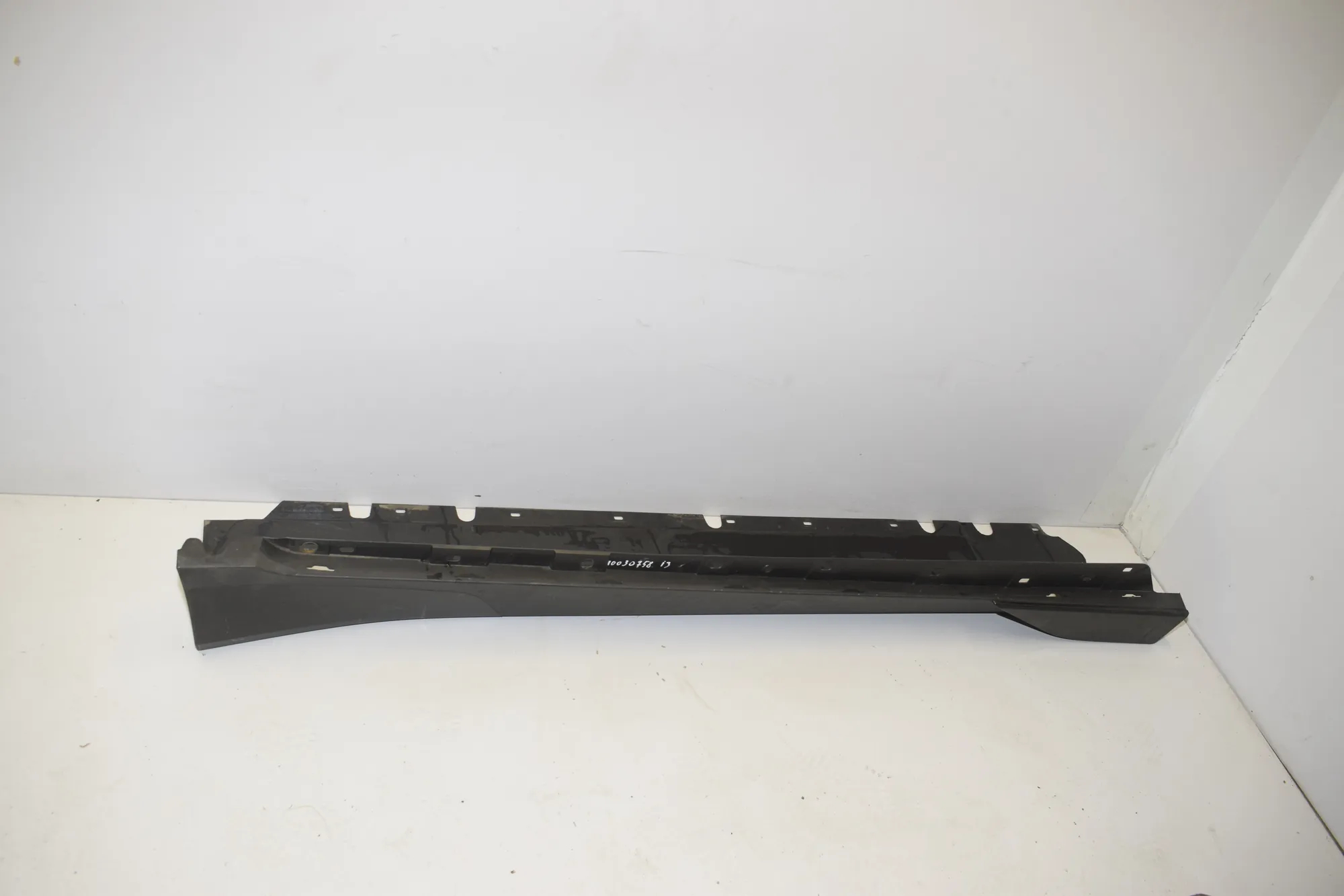 Right Side Plastic Sideskirt Cover – OEM 7368598 · BMW i3 (I01) s Electric 2020 – 2