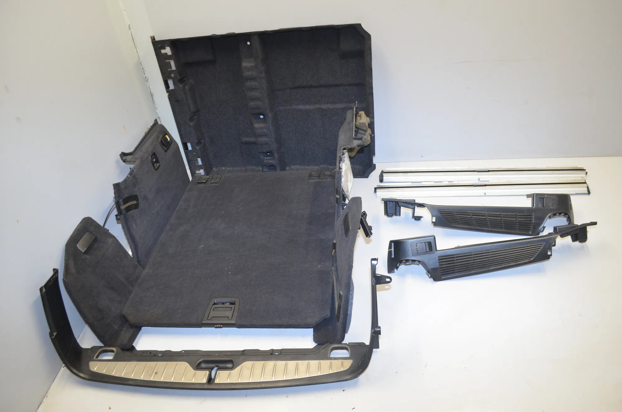 Trunk Trim Kit – OEM 9168506 · BMW 5 Touring (F11) 535 d xDrive 2011
