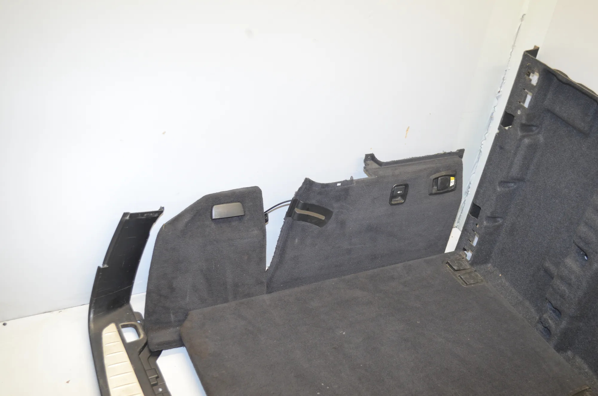 Trunk Trim Kit – OEM 9168506 · BMW 5 Touring (F11) 535 d xDrive 2011 – 3