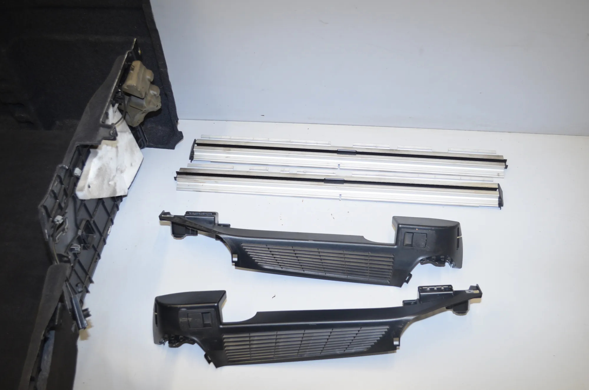 Trunk Trim Kit – OEM 9168506 · BMW 5 Touring (F11) 535 d xDrive 2011 – 2