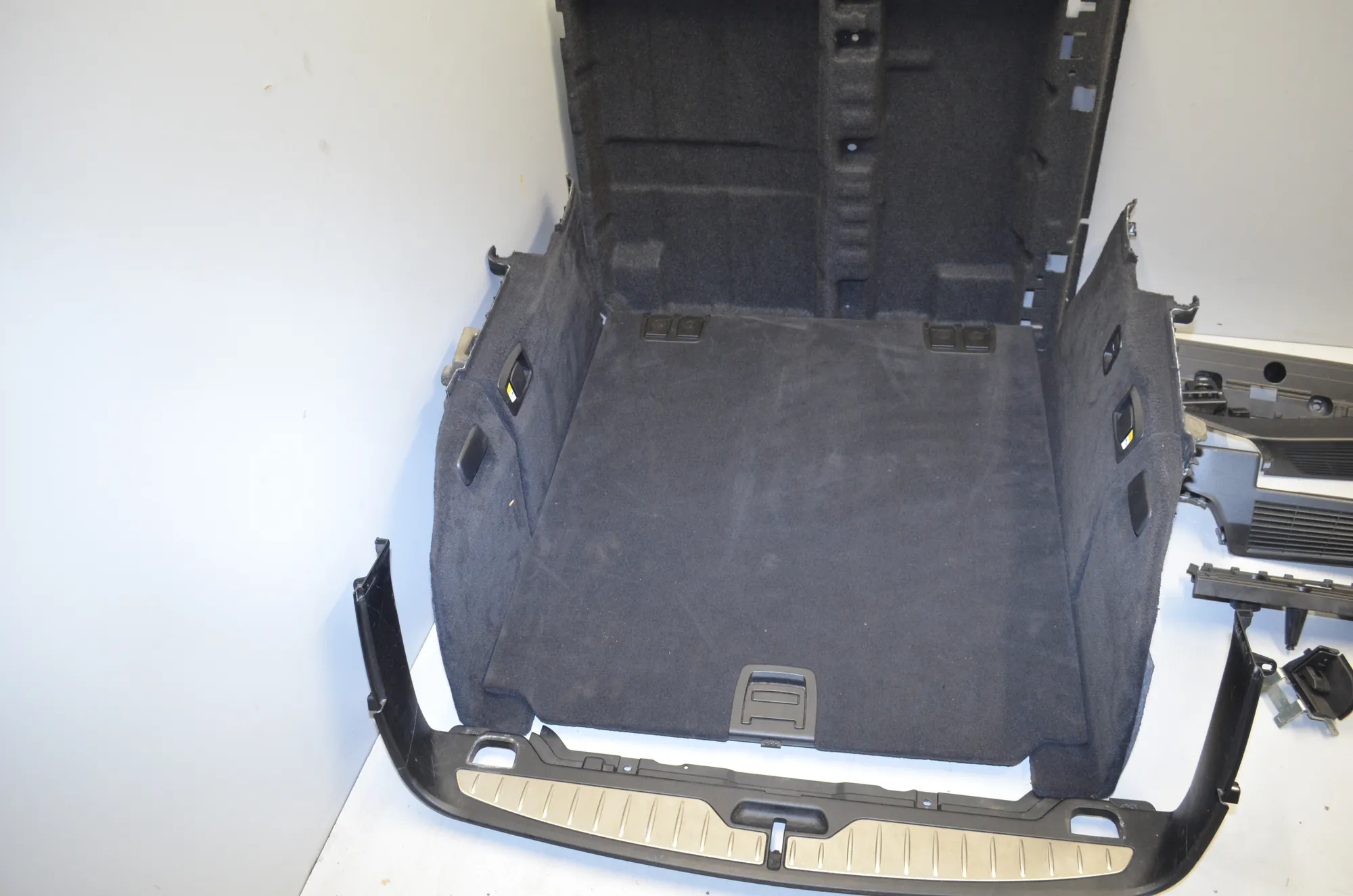 Trunk Trim Kit – OEM 9168473 · BMW 5 Touring (F11) 535 d xDrive 2013 – 2